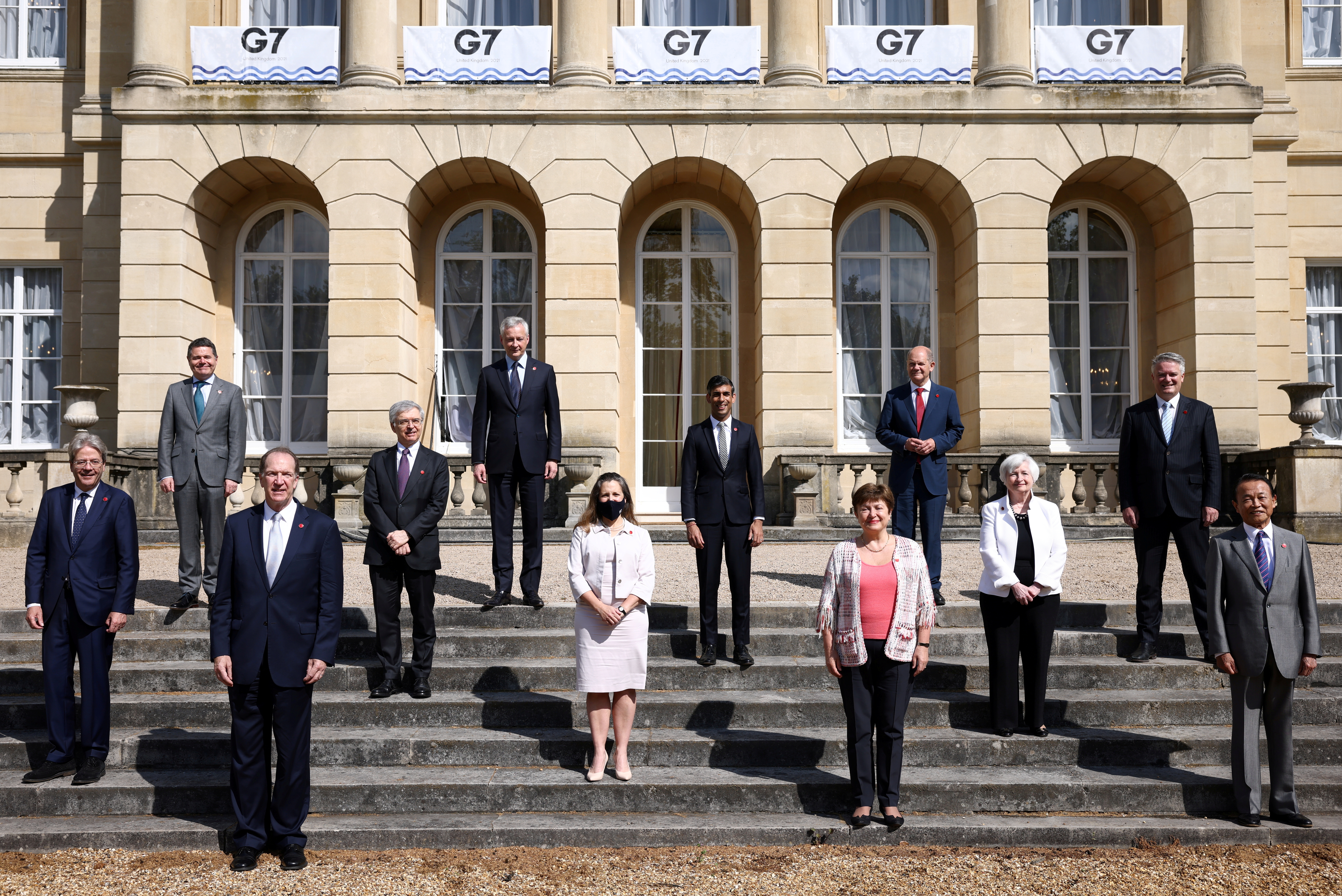 Officials pose for a family photo during the G7 finance ministers' meeting at Lancaster House in London, Britain, on June 5, 2021 [Henry Nicholls/Reuters]