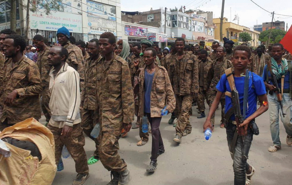 Ethiopian government soldiers march with prisoners of war