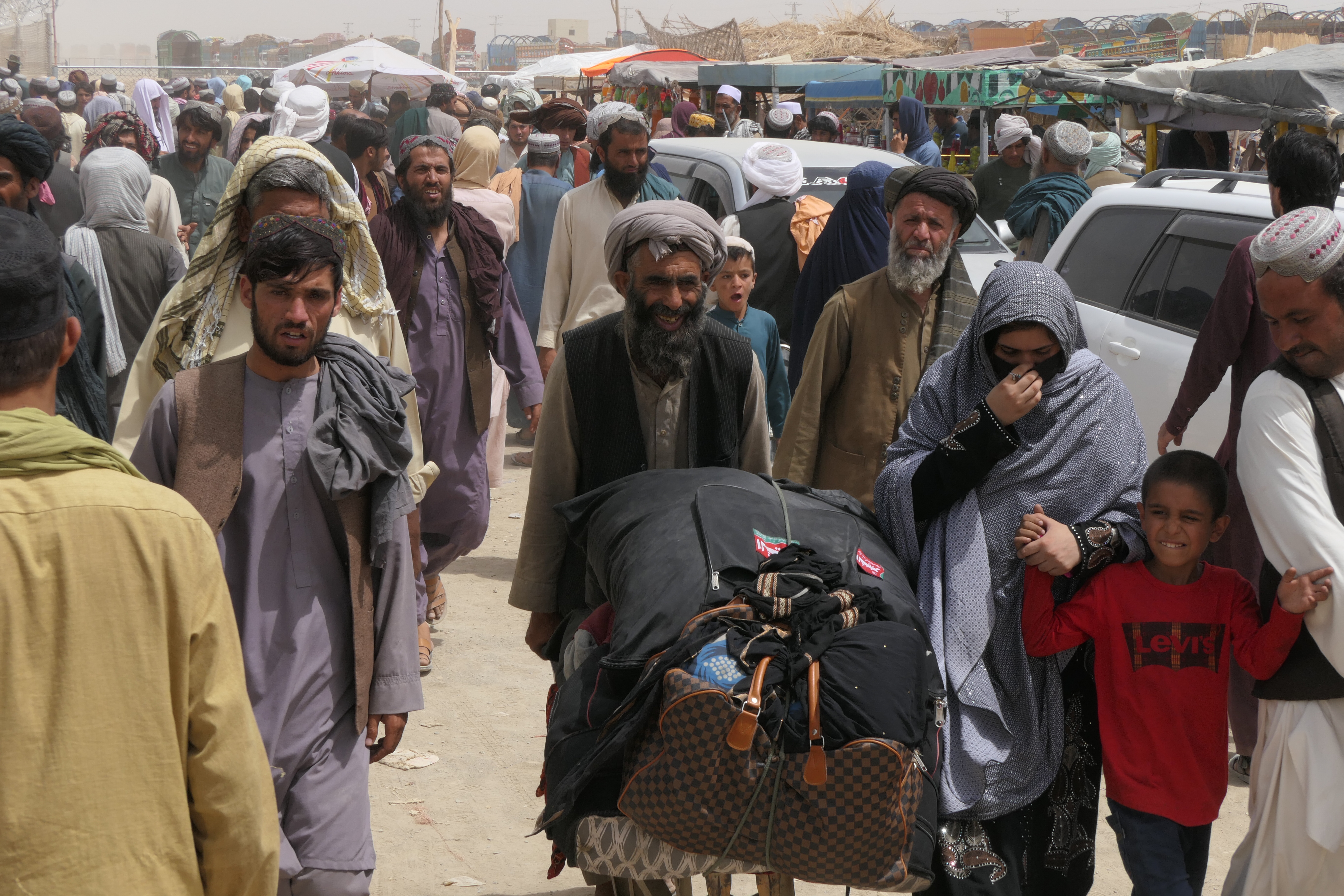 Thousands have crossed the Chaman/Spin Boldak border crossing between Afghanistan and Pakistan [Saadullah Akhtar/Al Jazeera]