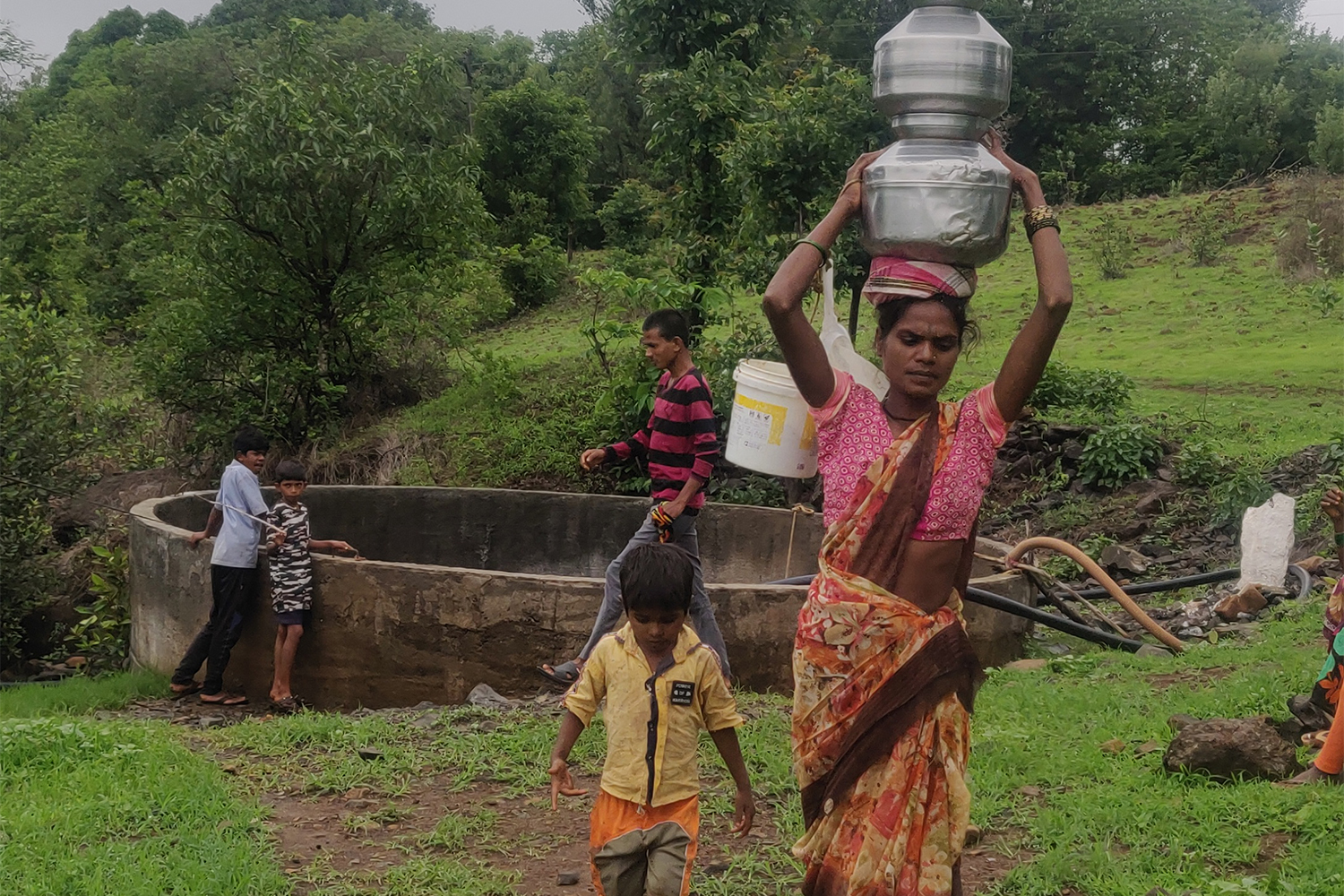 Sunita Pardhi who had come to the well with her son [Tanvi Deshpande/Al Jazeera]