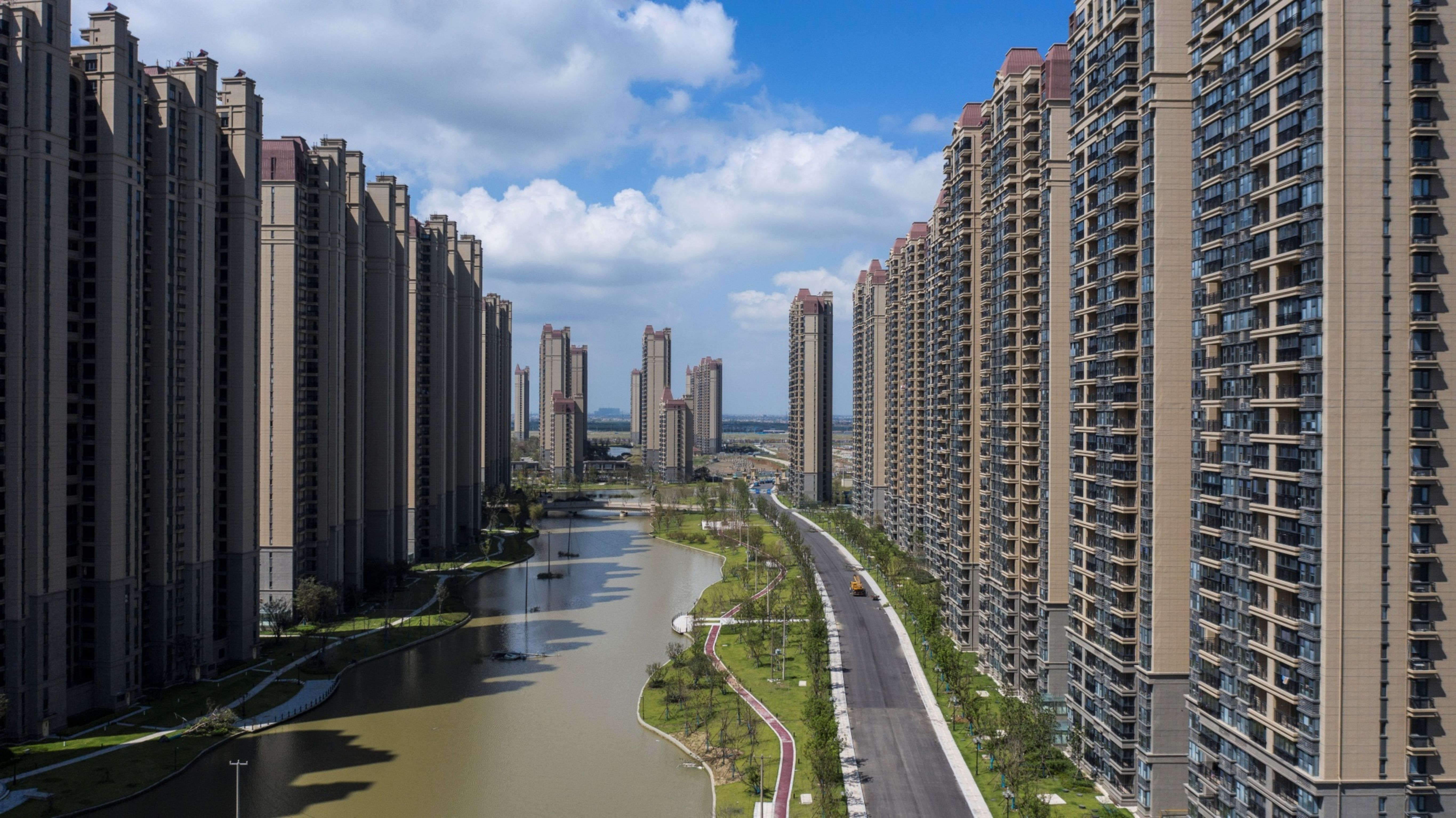 China is walking a tightrope as it seeks to rein in its property market without sending developers under [File: Qilai Shen/Bloomberg]