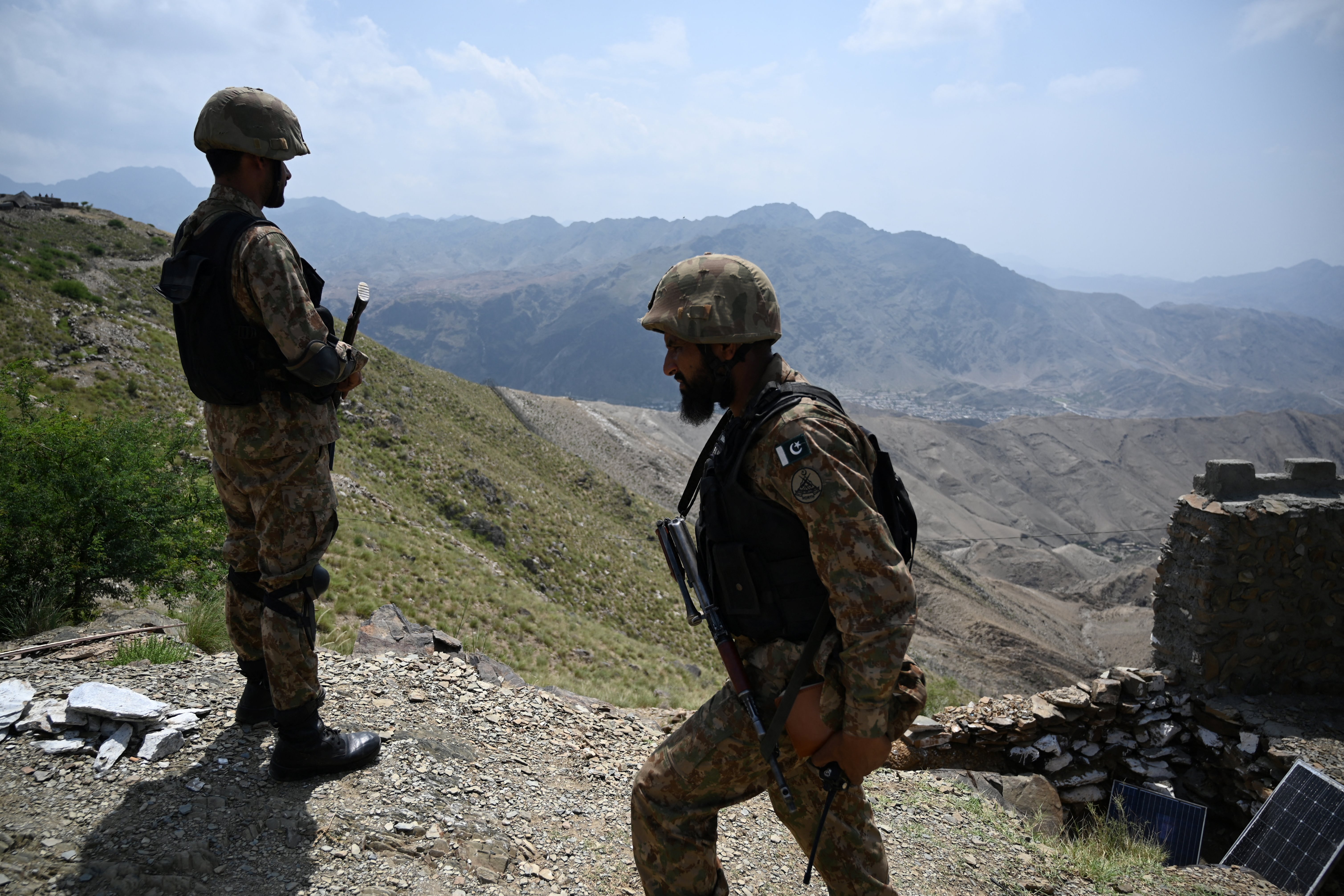 Pakistani troops patrol along Pakistan-Afghanistan border