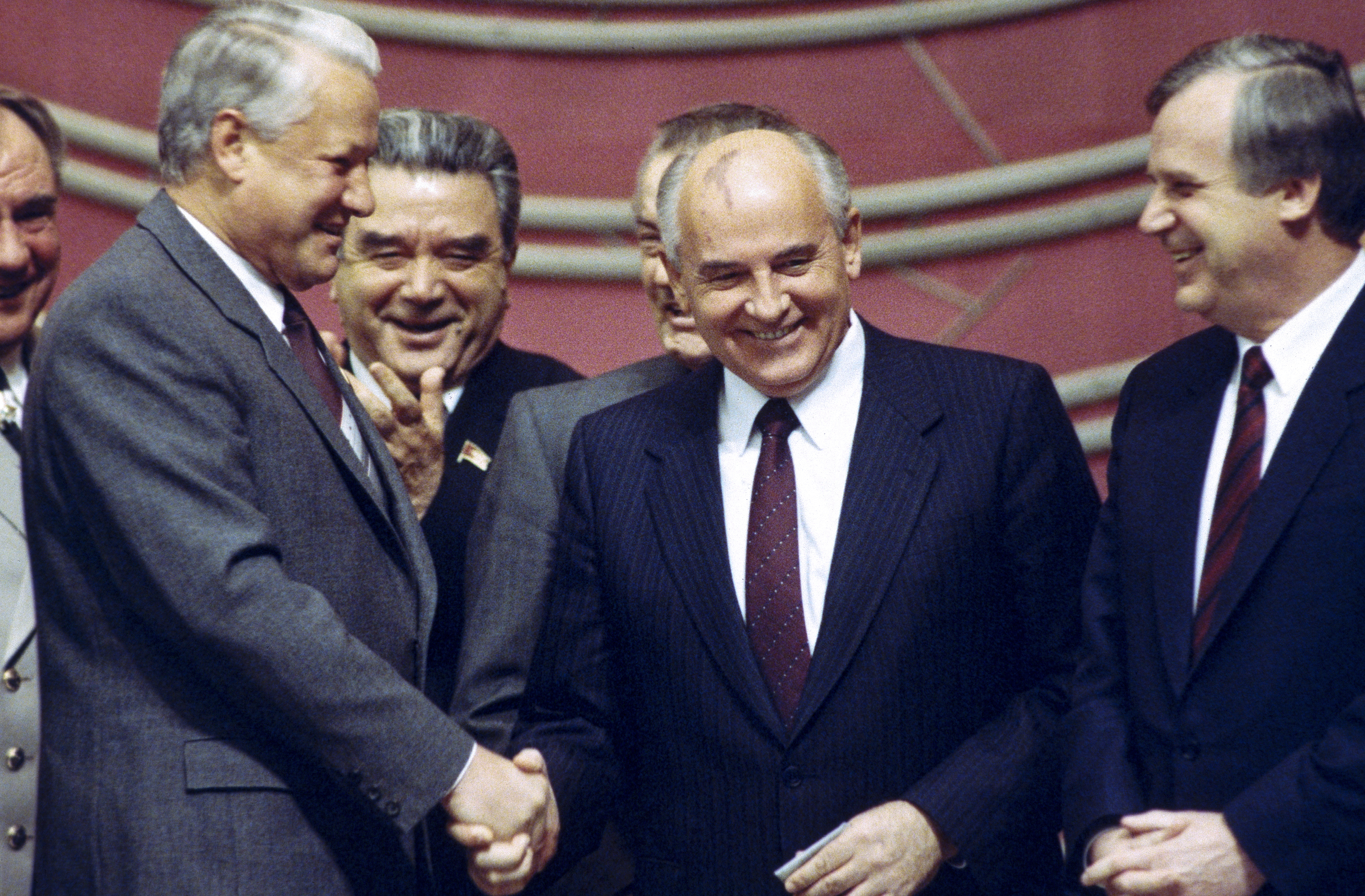 Boris Yeltsin and Gorbachev shake hands in 1990.
