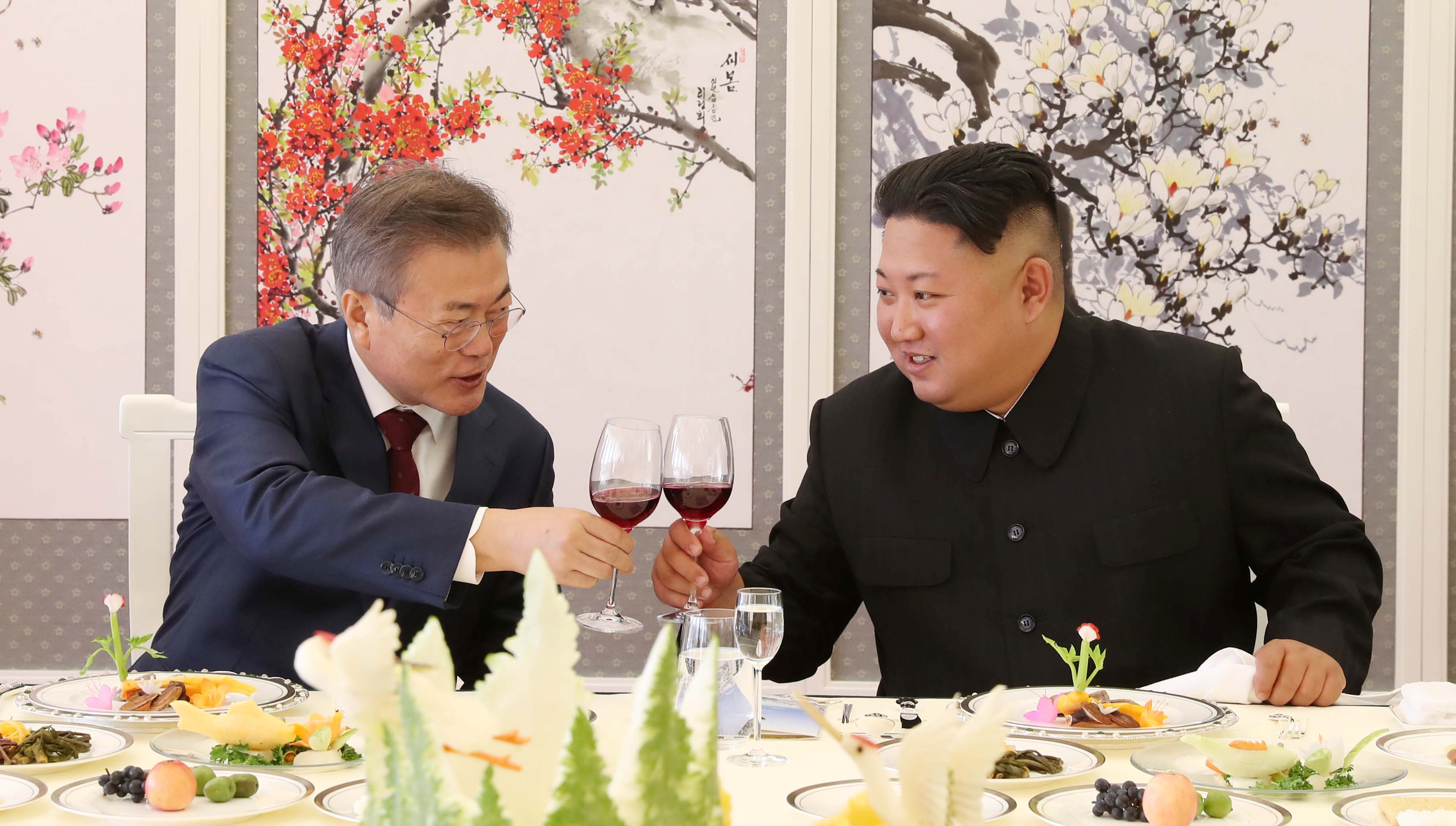 South Korean President Moon Jae-in makes a toast with North Korean leader Kim Jong Un during a luncheon at Samjiyon Guesthouse in Ryanggang province, North Korea