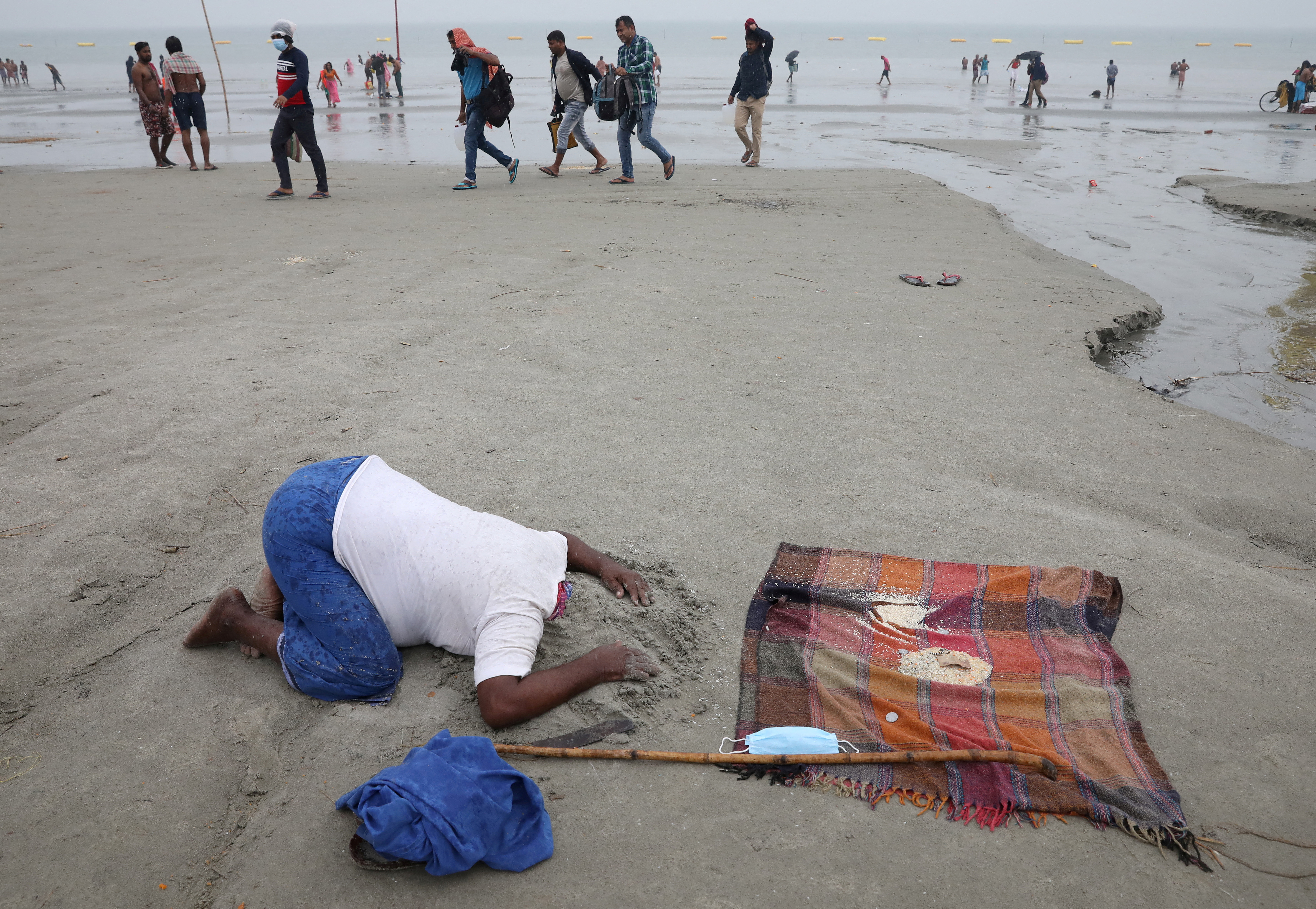 Indians gather for holy dip, defying COVID-19 surge