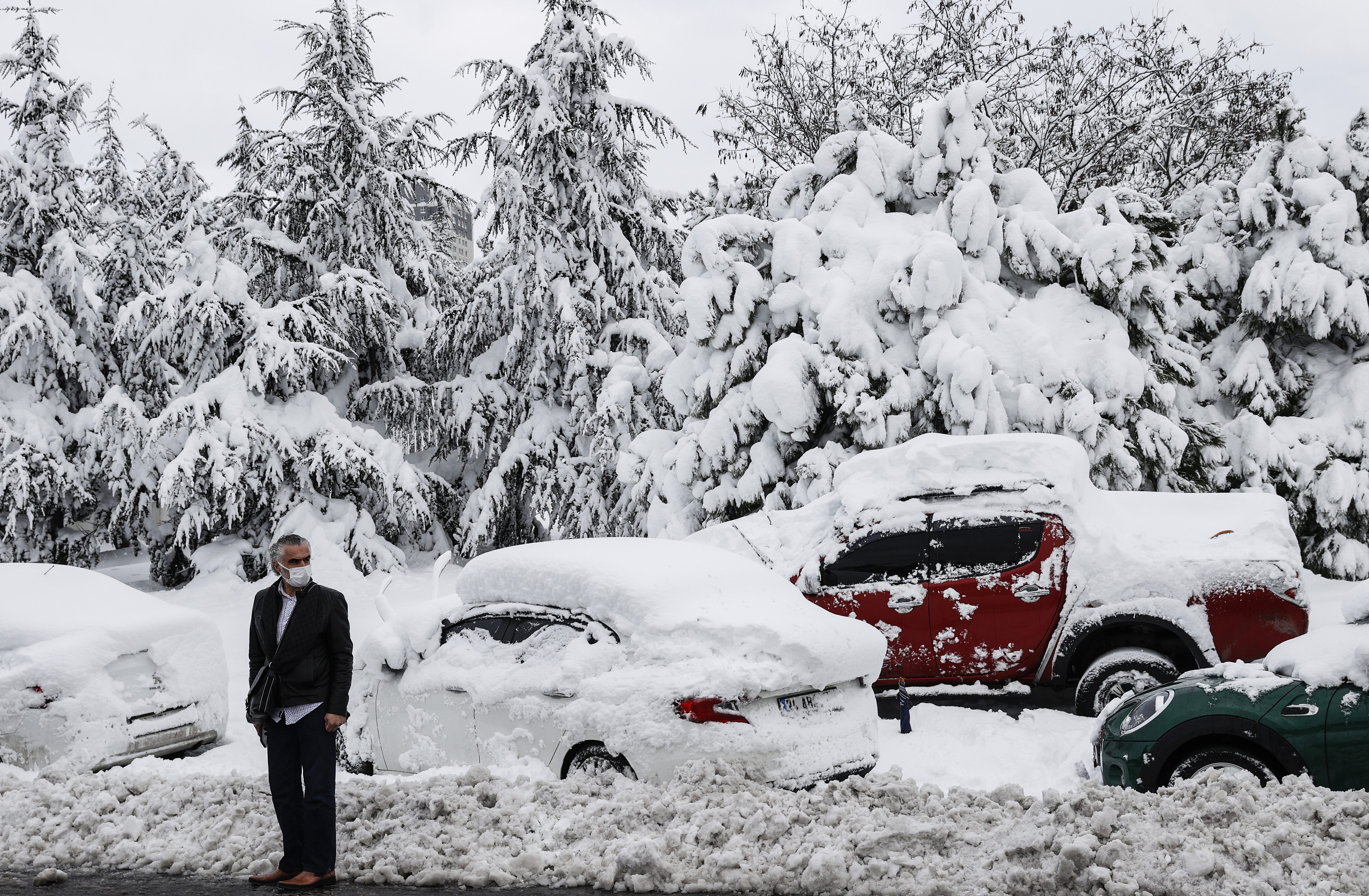 Heavy snow hits Istanbul