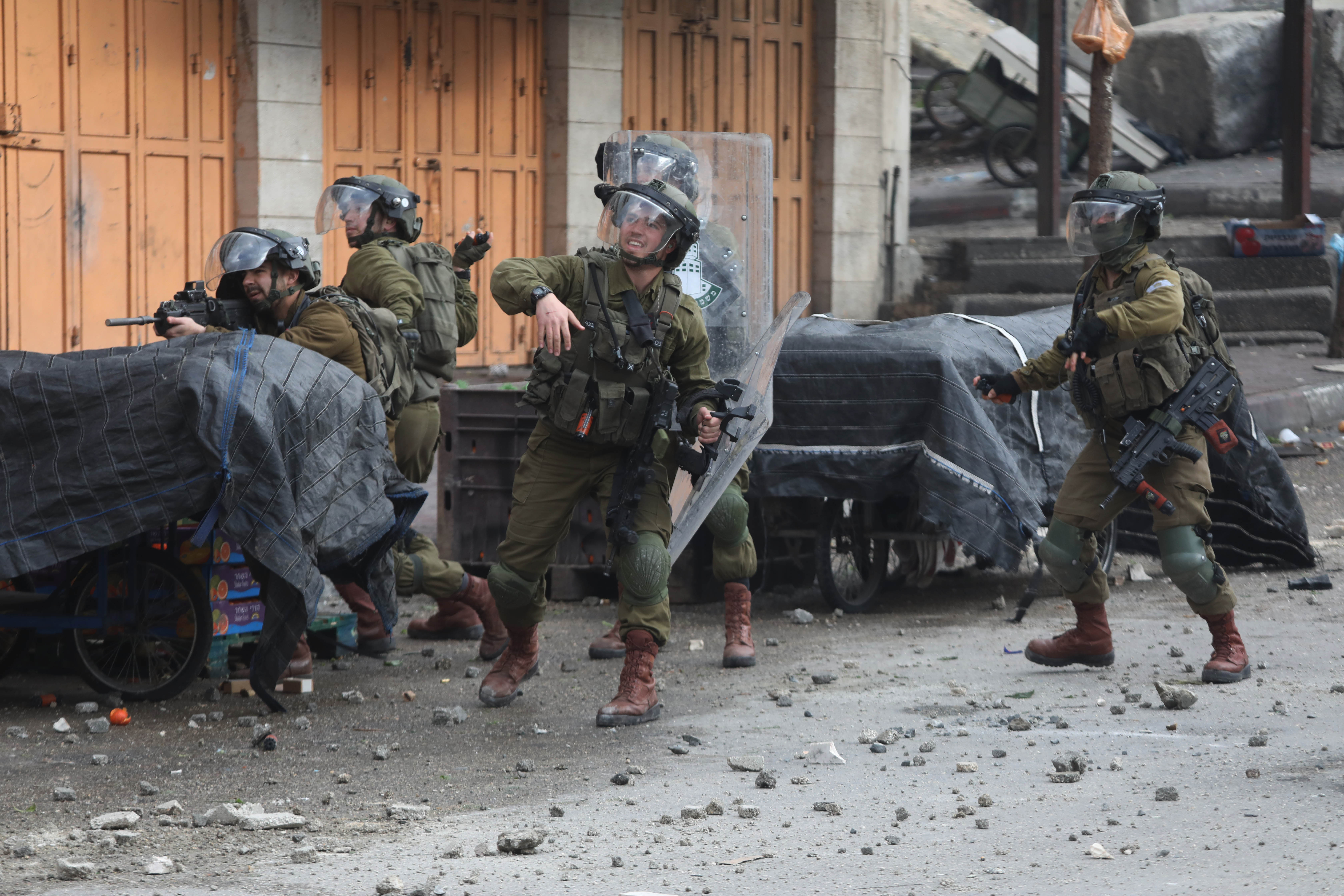 Israeli forces intervene Palestinians