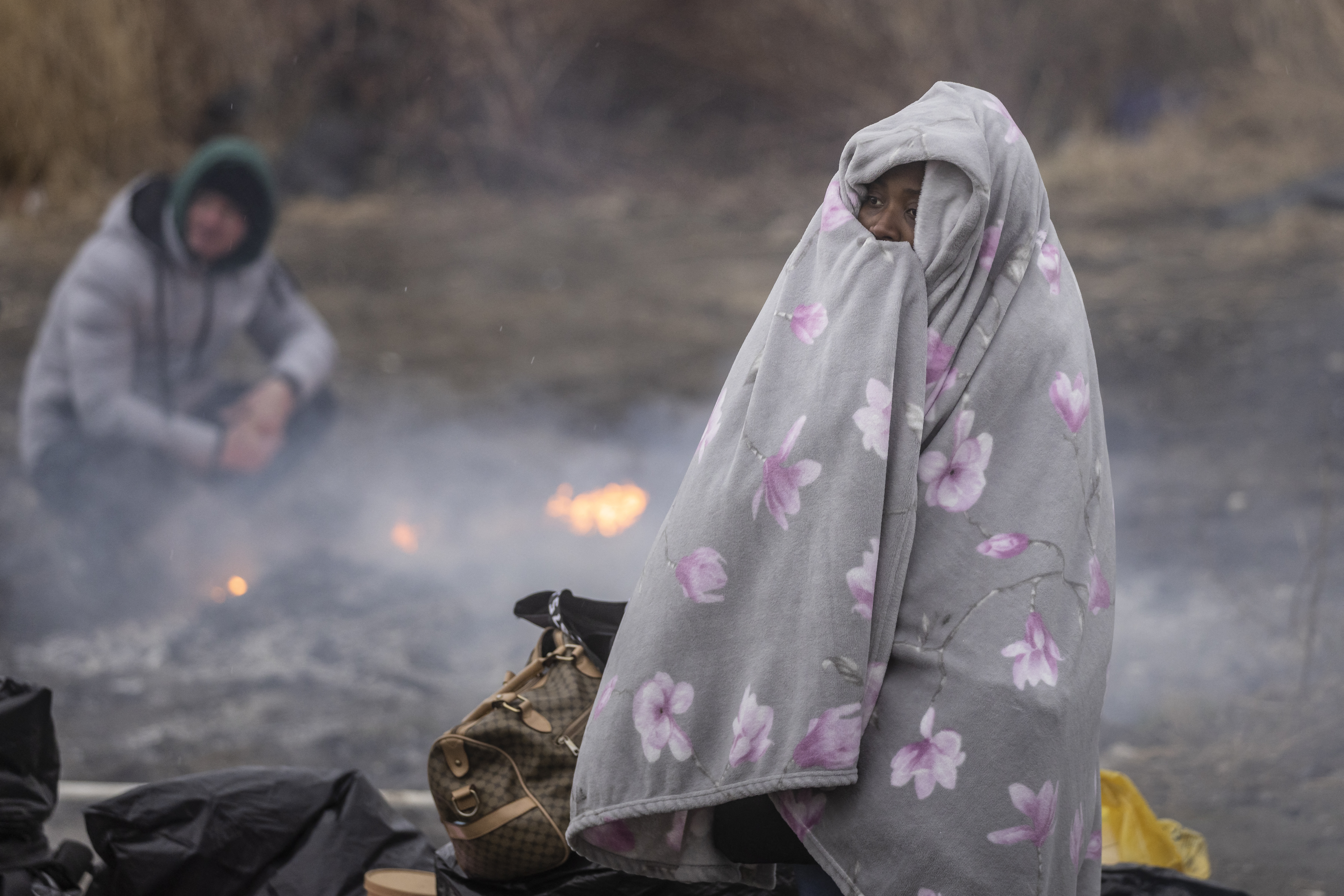 Refugees from many diffrent countries - from Africa, Middle East and India - mostly students of Ukrainian universities are seen at the Medyka pedestrian border crossing fleeing the conflict in Ukraine, in eastern Poland on February 27, 2022. - As Ukraine braces for a feared Russian invasion, its EU member neighbours are making preparations for a possible influx of hundreds of thousands or even millions of refugees fleeing military action. (