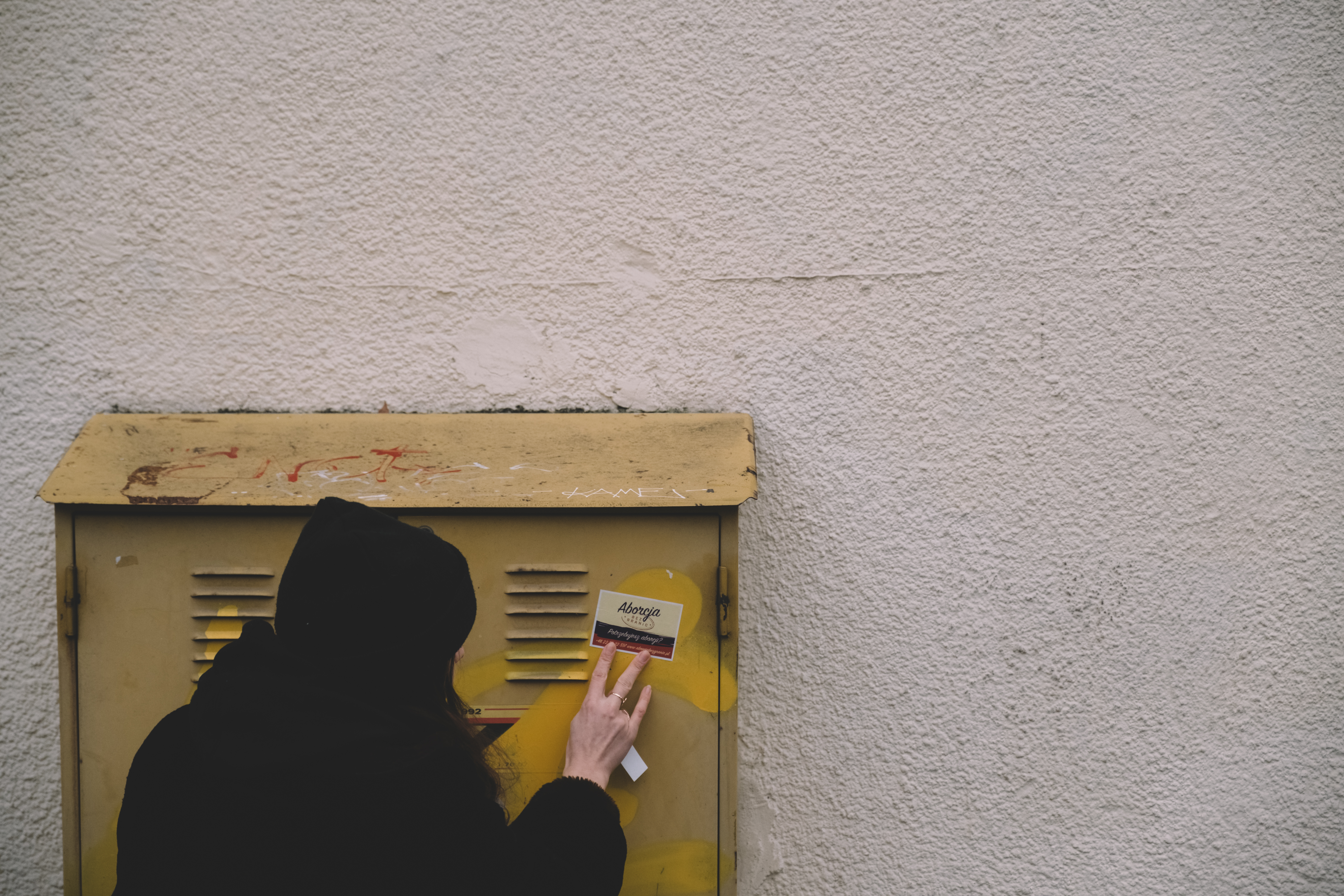 Olimpia and Melania usually have their pockets full of various pro abortion stickers. Some have phone numbers or web addresses where to reach to have more informations about abortion and women’s rights