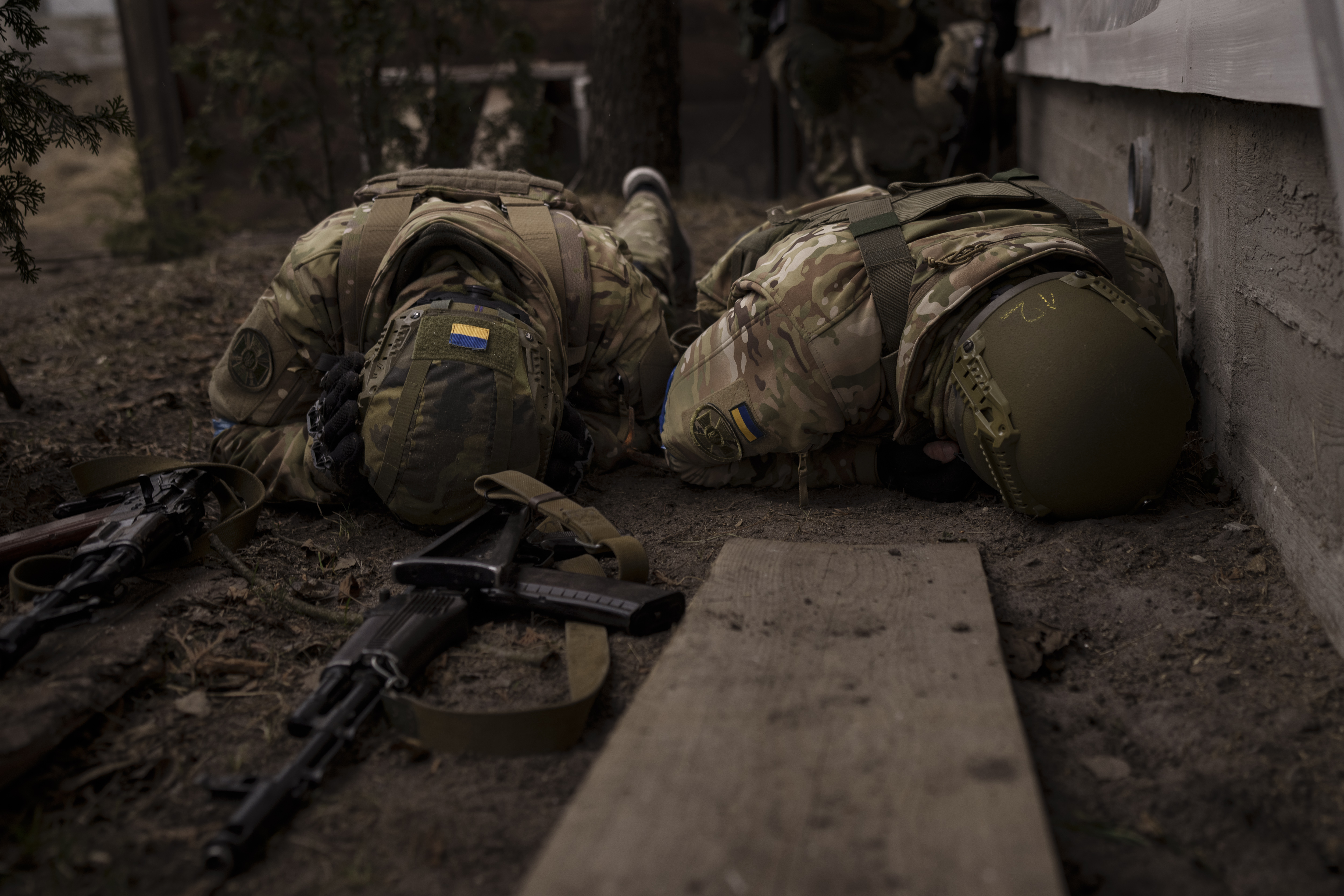 Ukrainian soldiers take cover