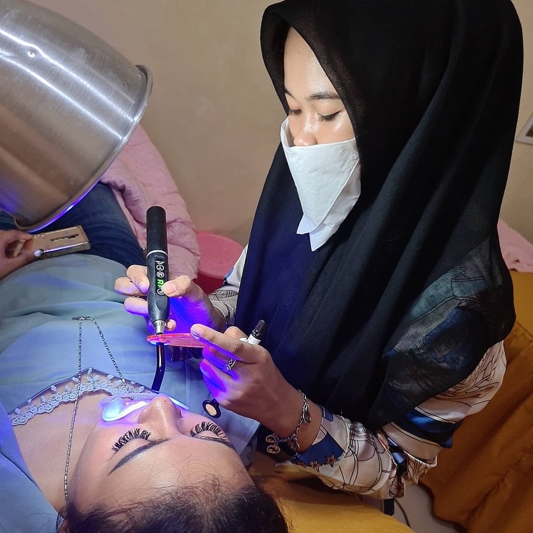 Unlicensed 'dental workers', known as 'tukang gigi', are common in Indonesia [Courtesy of Rifqie Al Haris]