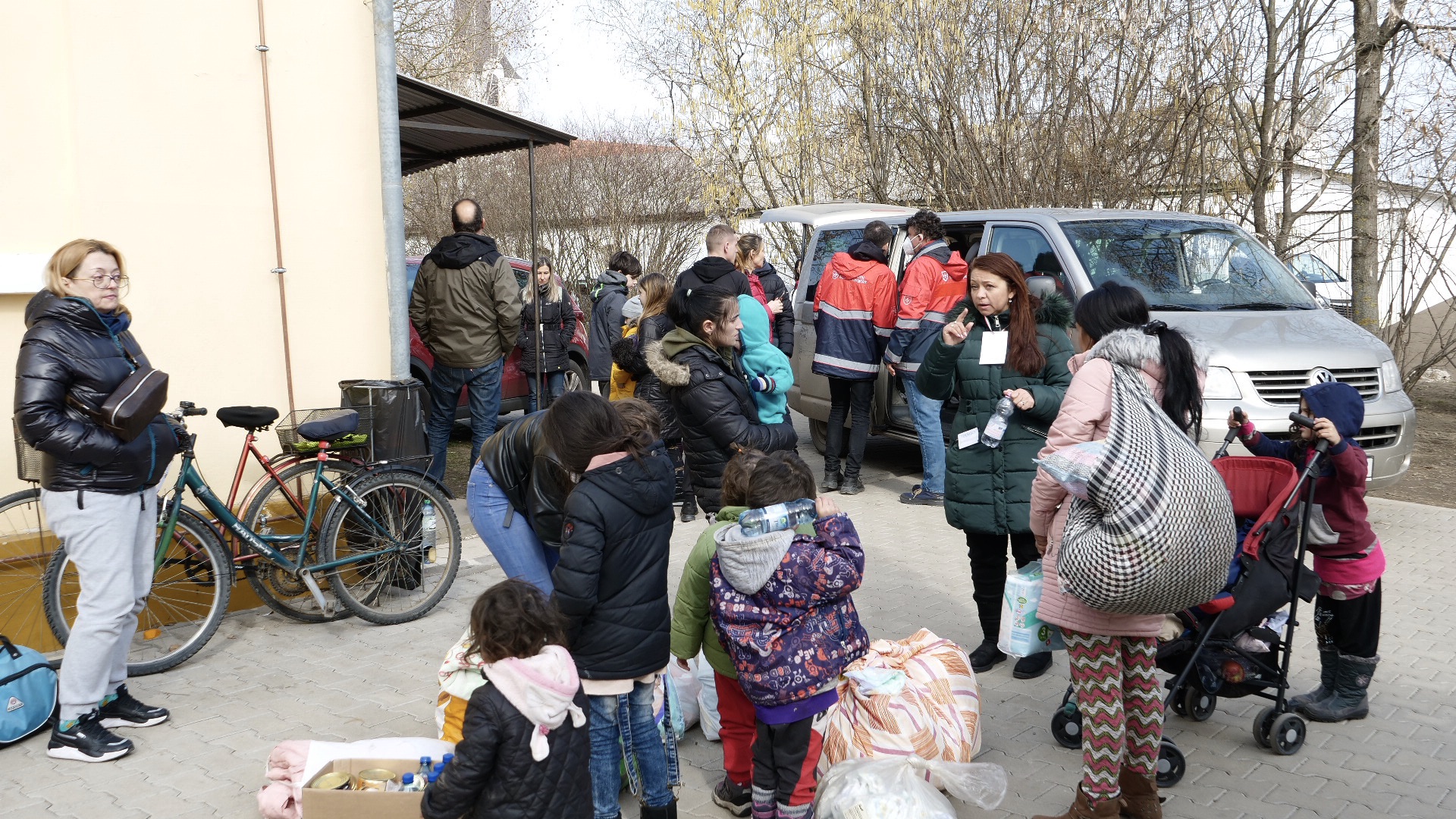 Ukrainian refugees in Hungary's border town of Beregsurány