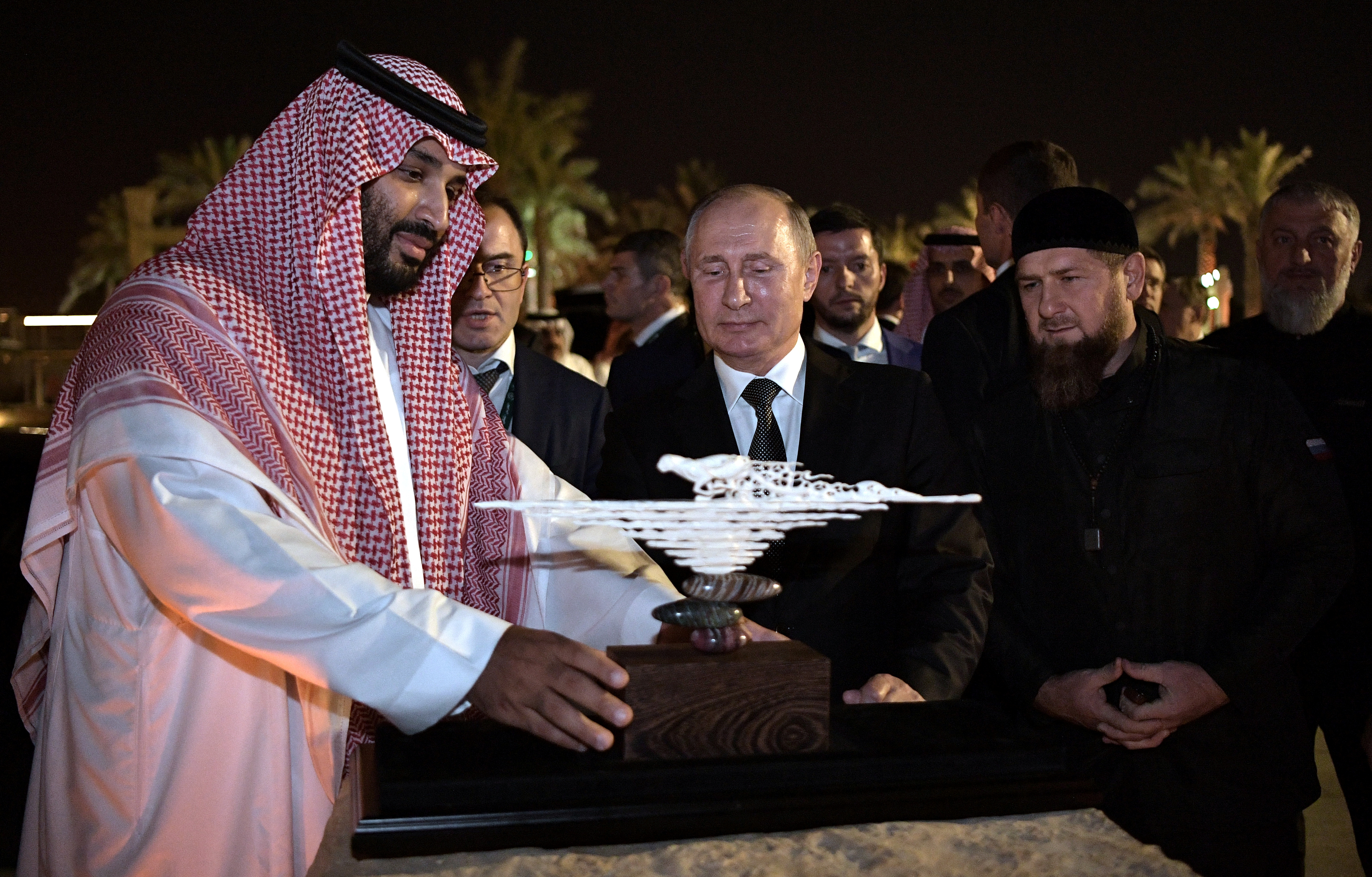 Russian President Vladimir Putin presents a gift made of mammoth tusk to Saudi Arabia's Crown Prince Mohammed bin Salman on October 14, 2019 [Alexei Nikolsky/Sputnik]