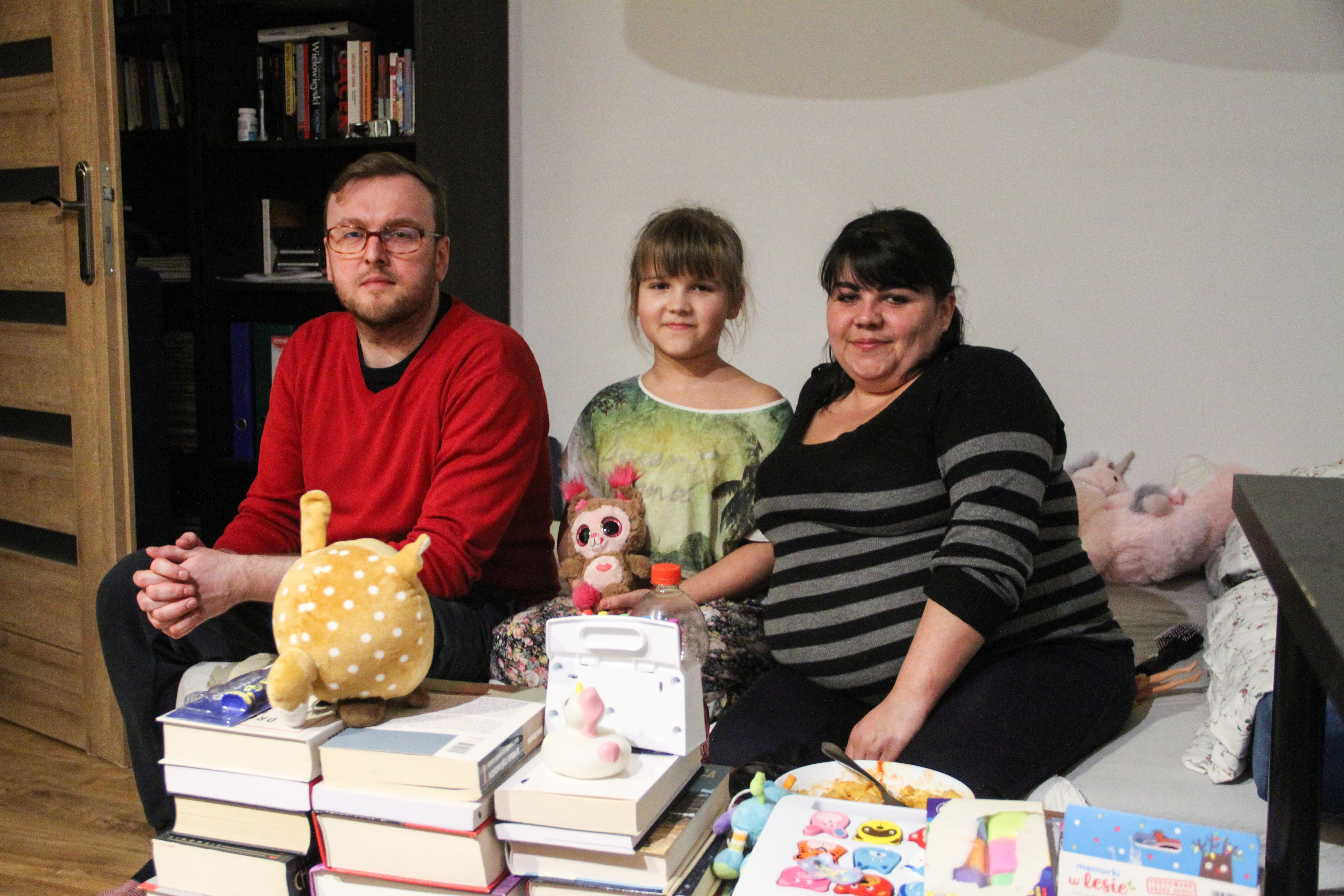 Wojciech Wojtasiewicz and Alona Bazhok and her daughter Christina in Wojtasiewicz's living room