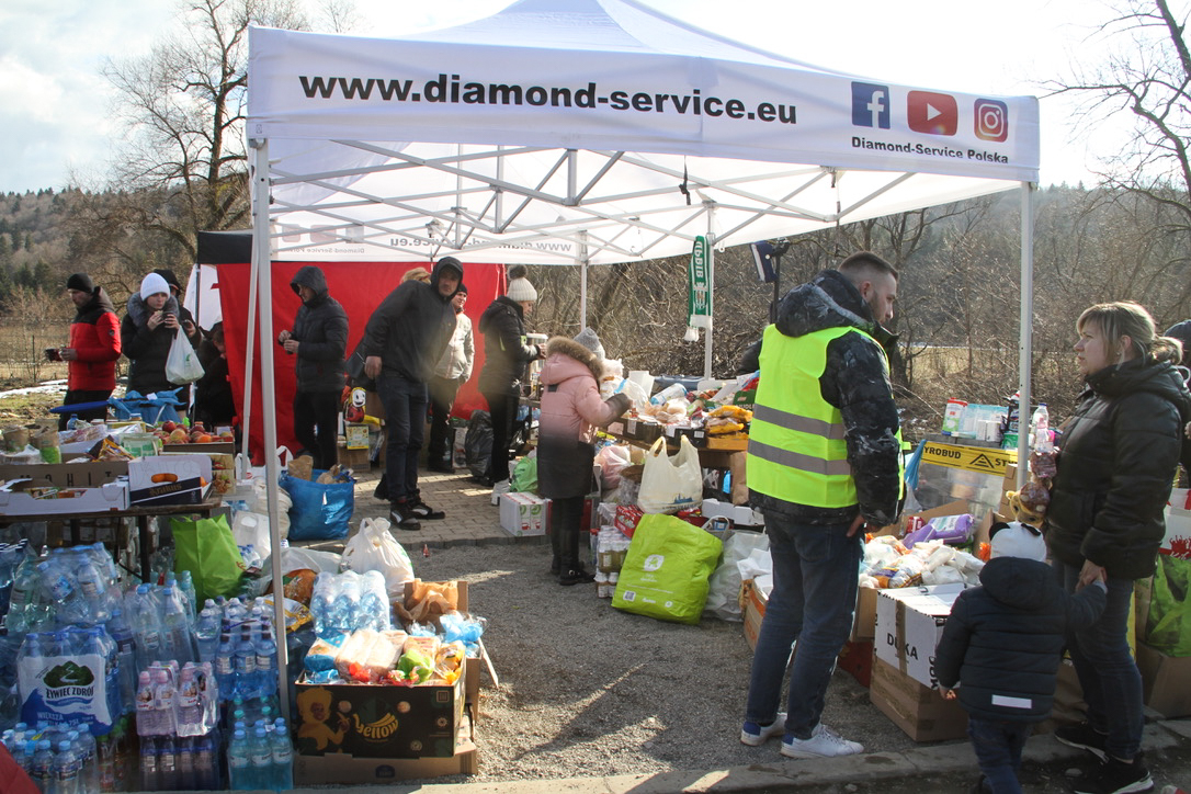 a volunteer tent with the most necessary products for refugees arriving from Ukraine. Kroscienko, Poland [Agnieszka Pikulicka-Wilczewska/Al Jazeera]