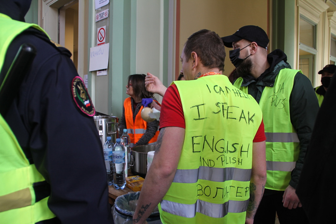 A Polish volunteer at the train station in Przemysl, where trains from Lviv arrive Agnieszka Pikulicka-Wilczewska
