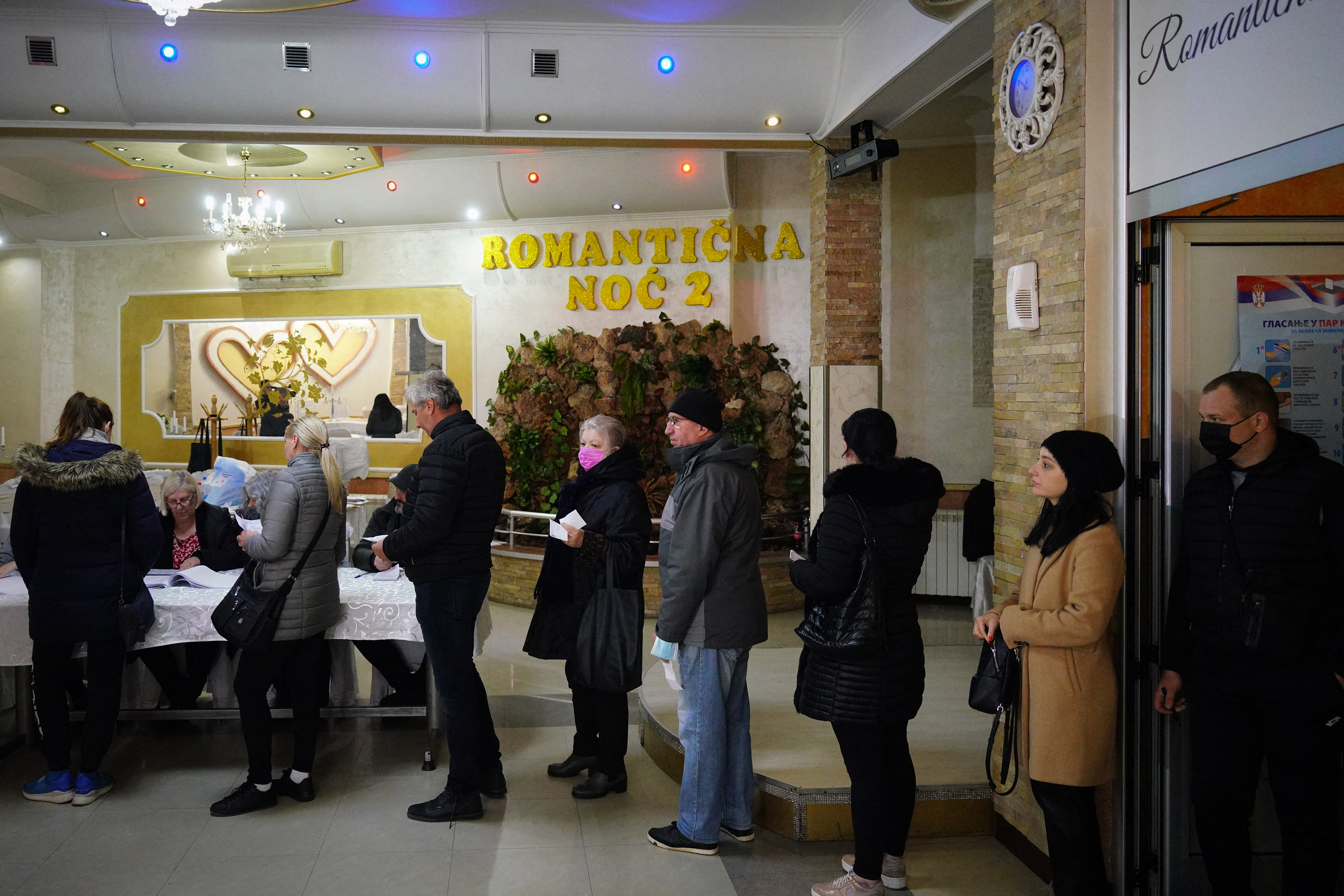 Serbian voters queue to cast their ballot 