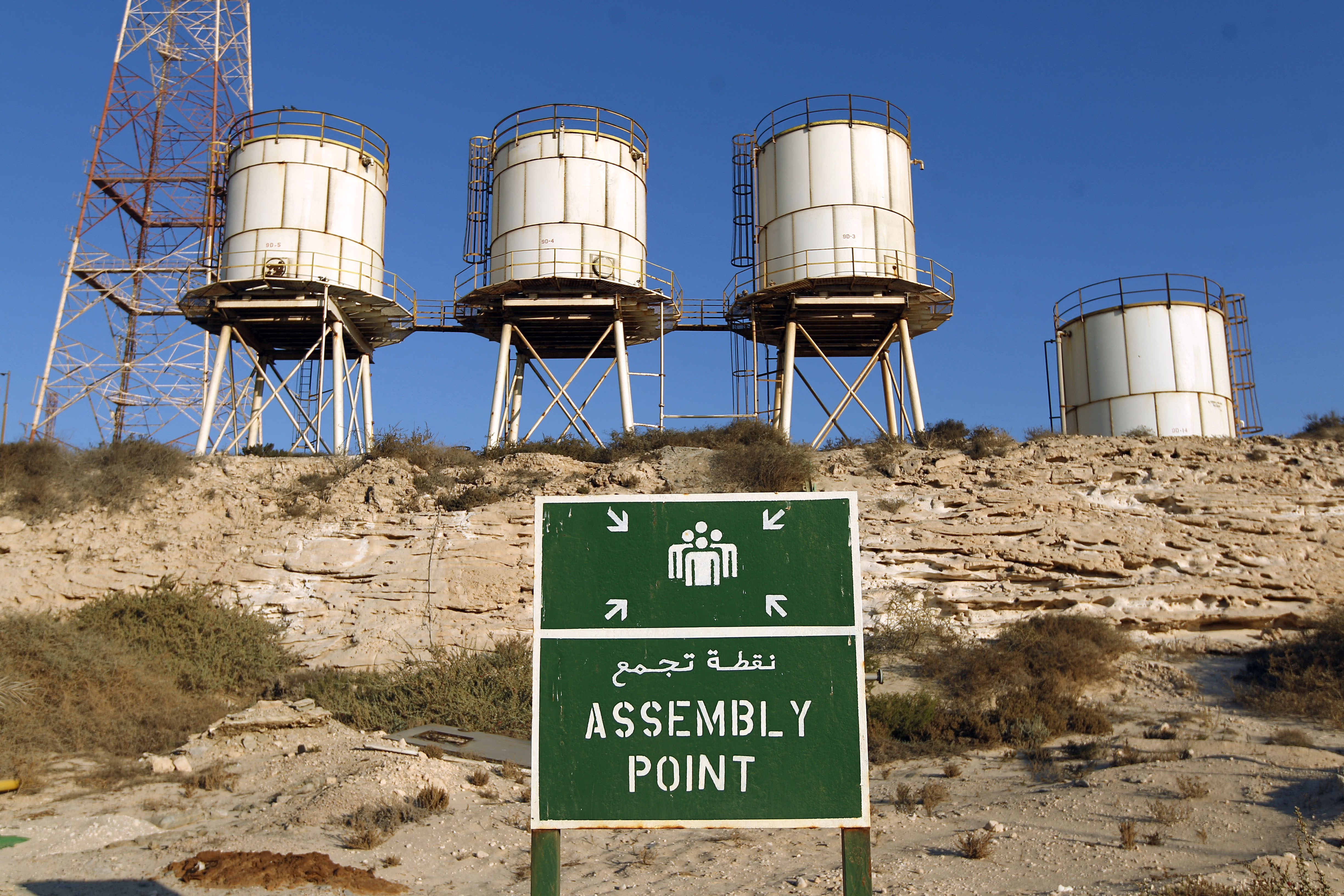 A picture shows silos at the Zueitina oil terminal on September 14, 2016. - Forces opposed to Libya's unity government handed management of four vital oil ports to the National Oil Company on September 14, after seizing them in a blow to fragile peace efforts. Prime minister-designate Fayez al-Sarraj called for urgent talks after the ports were captured by forces loyal to Field Marshal Khalifa Haftar, who supports a rival administration in the country's east.