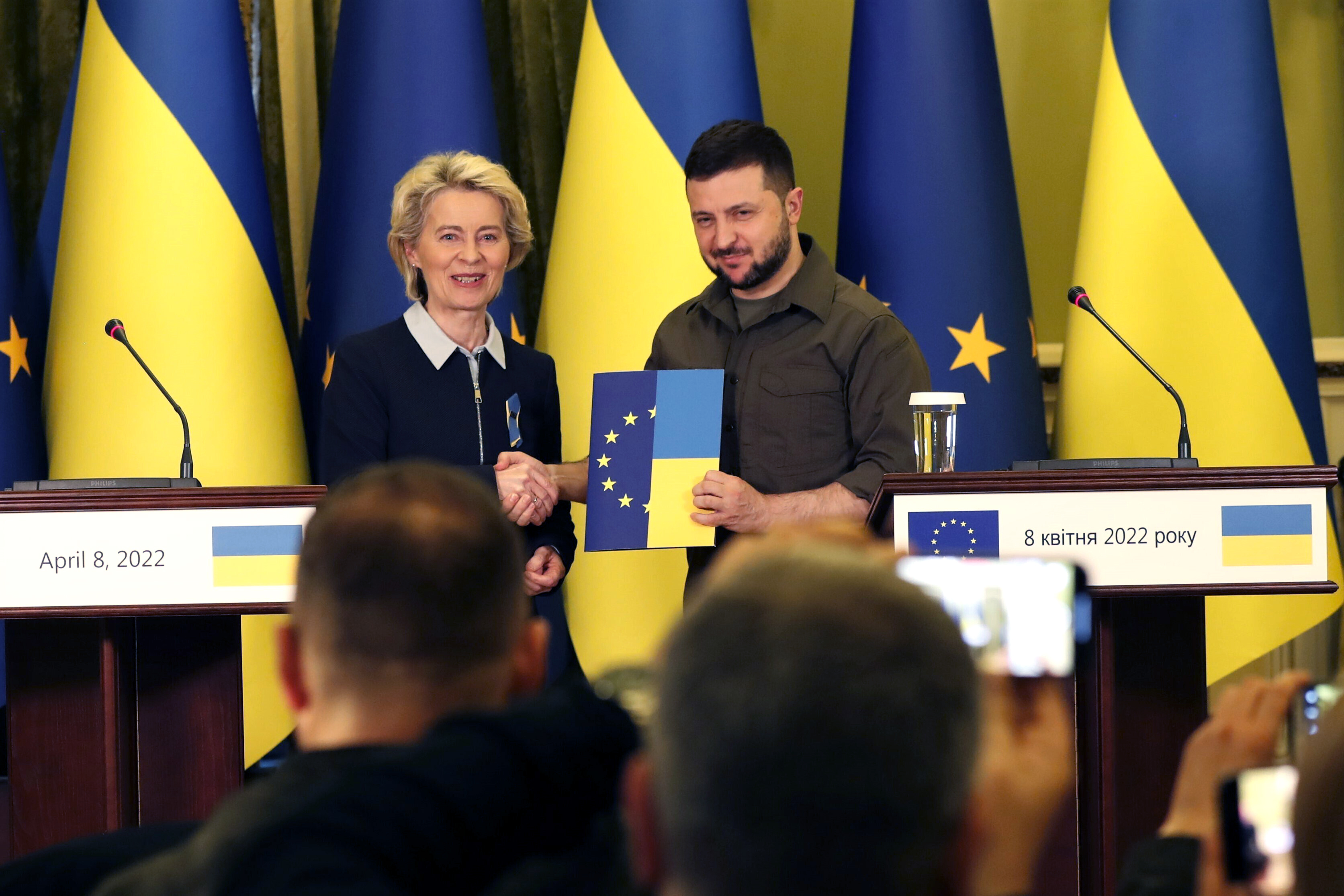 Ursula von der Leyen poses with Volodymyr Zelenskyy