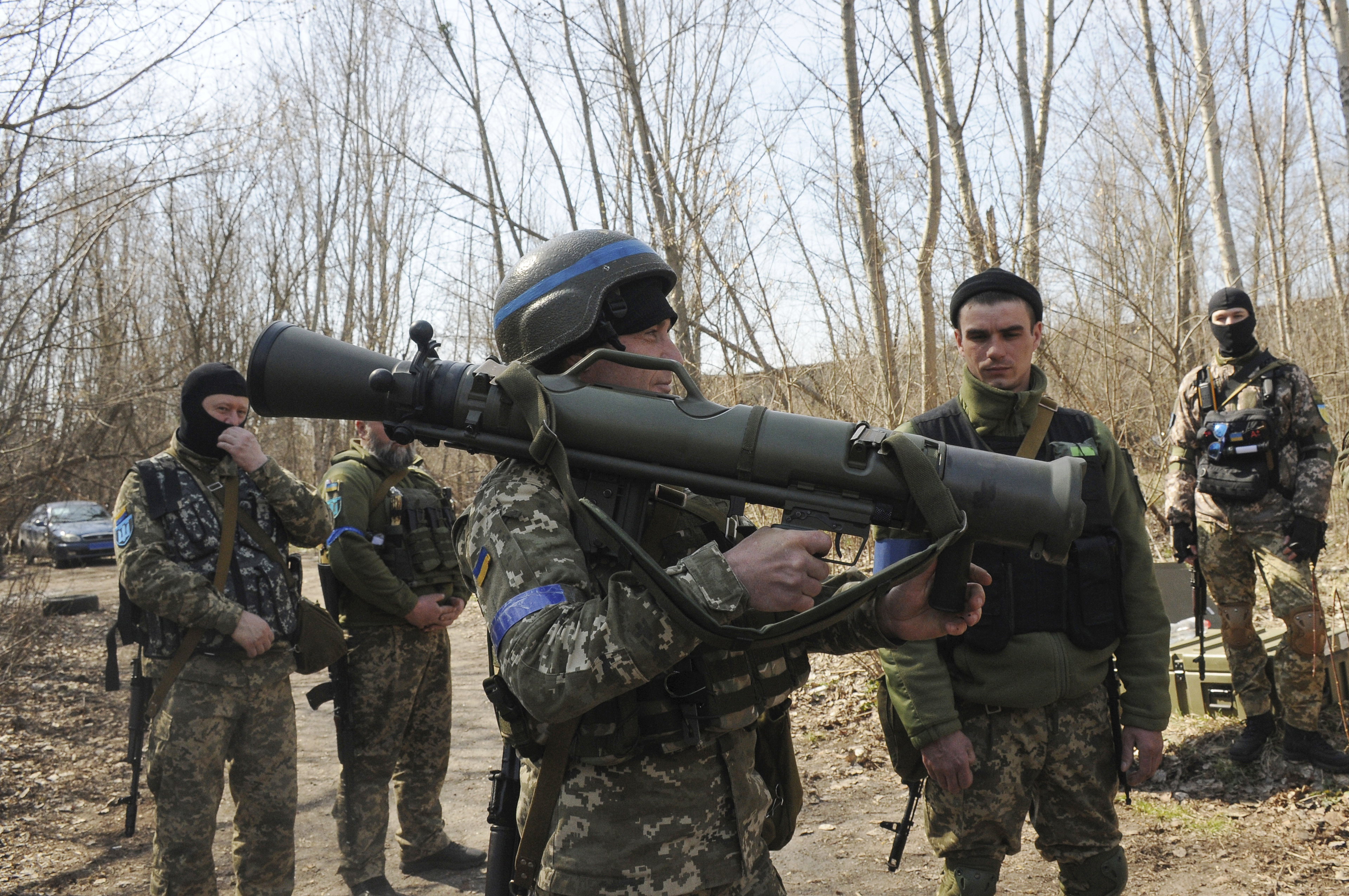Ukrainian soldier holding a Swedish shoulder-launched weapon system.