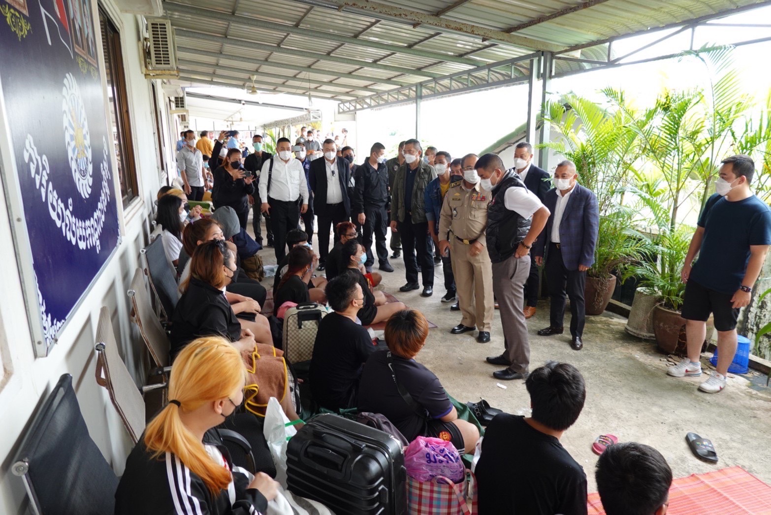 Thai police with alleged victims of Chinese scam gang 
