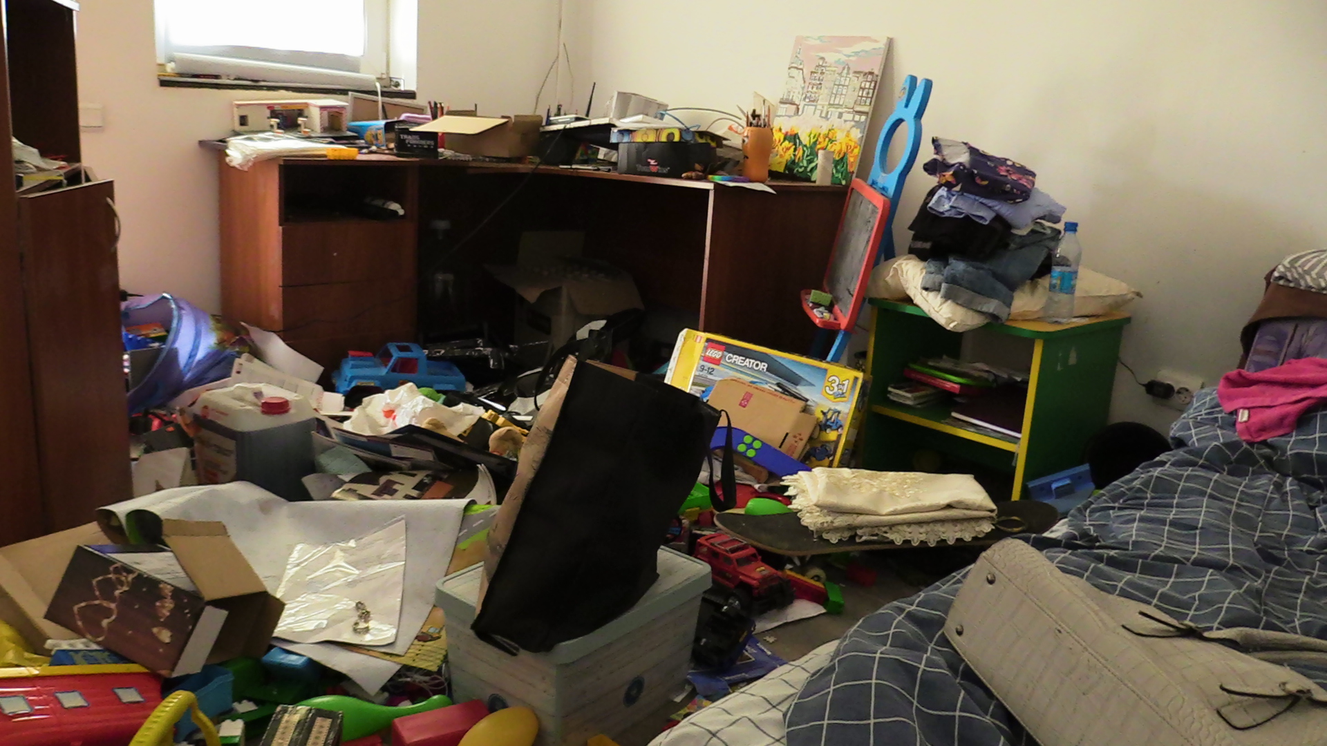 A looted house in Makariv