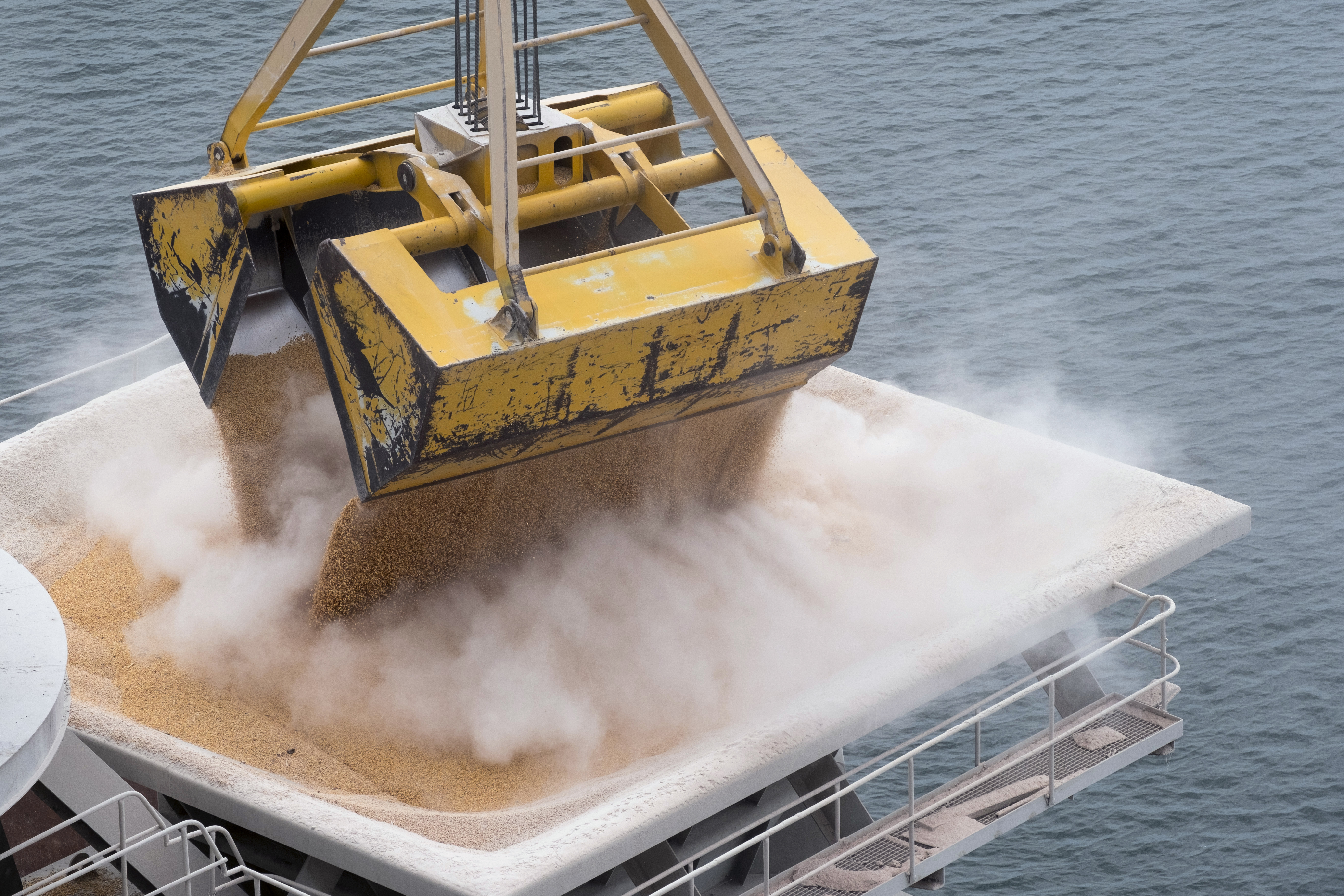 A Ukrainian barge carrying 2000 tons of cereal and was unloaded in 4 hours at one of the Constanta port terminals.