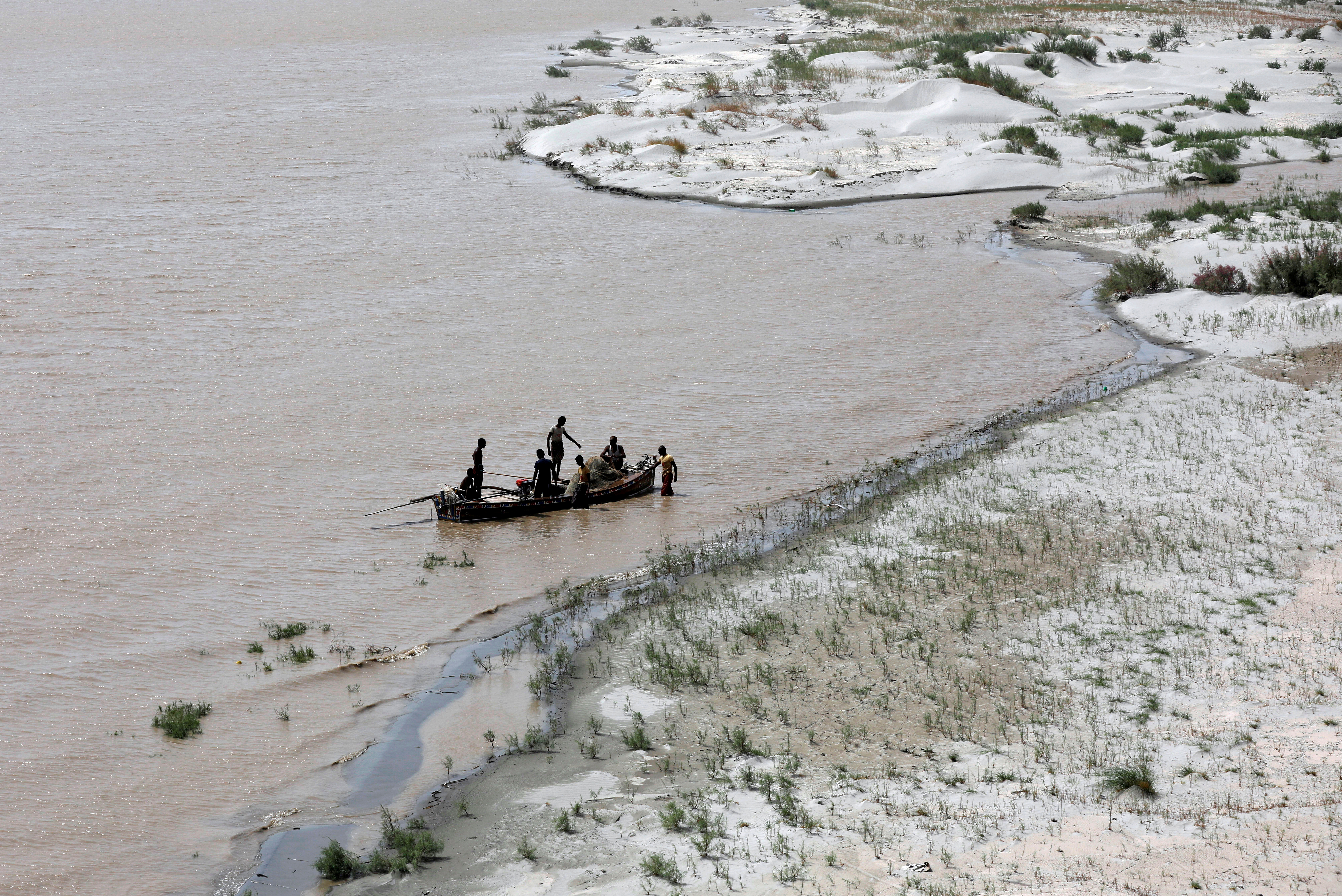 Fishermen prepare to leave for fishing along the Indus River