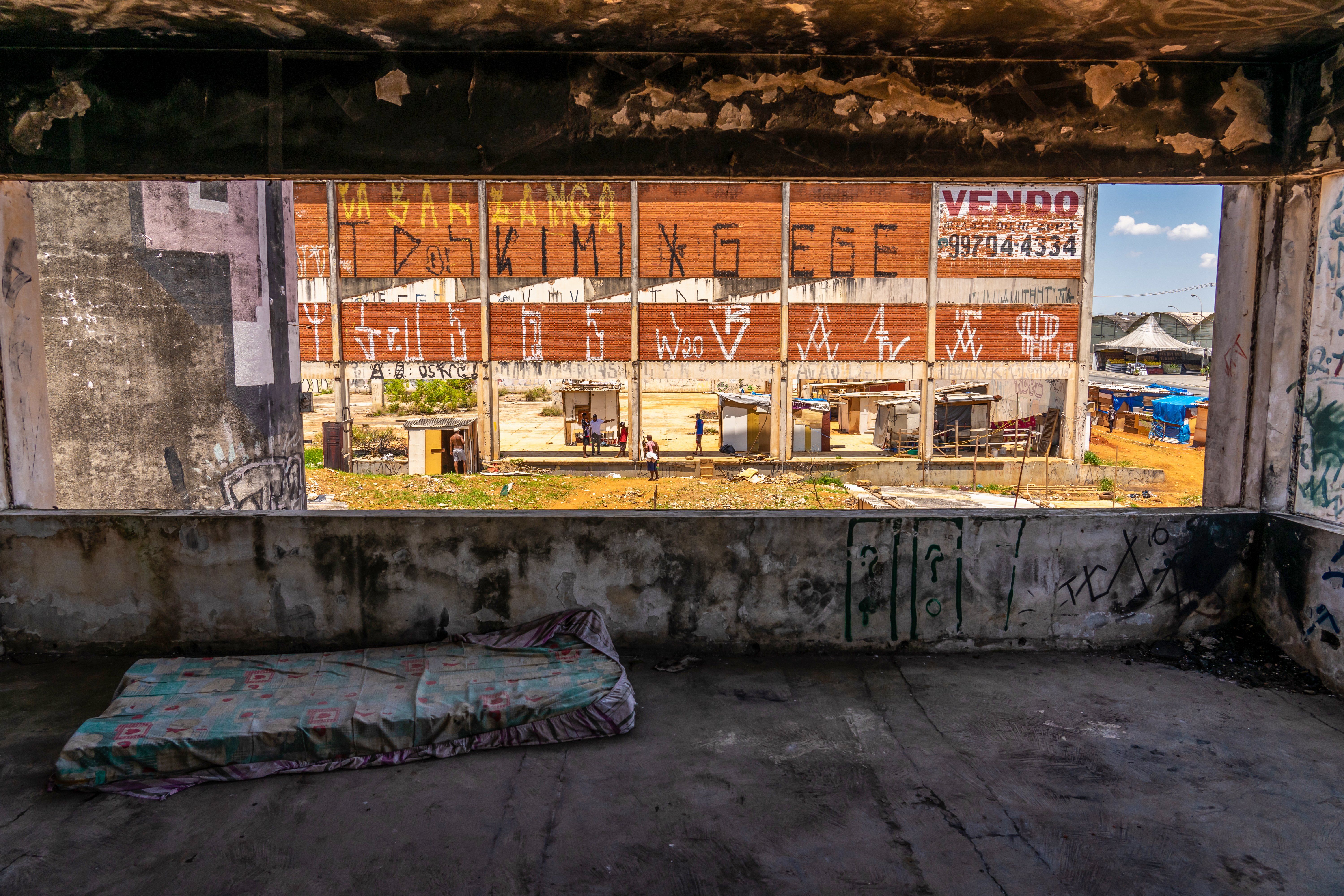 General view of the houses built by the residents.