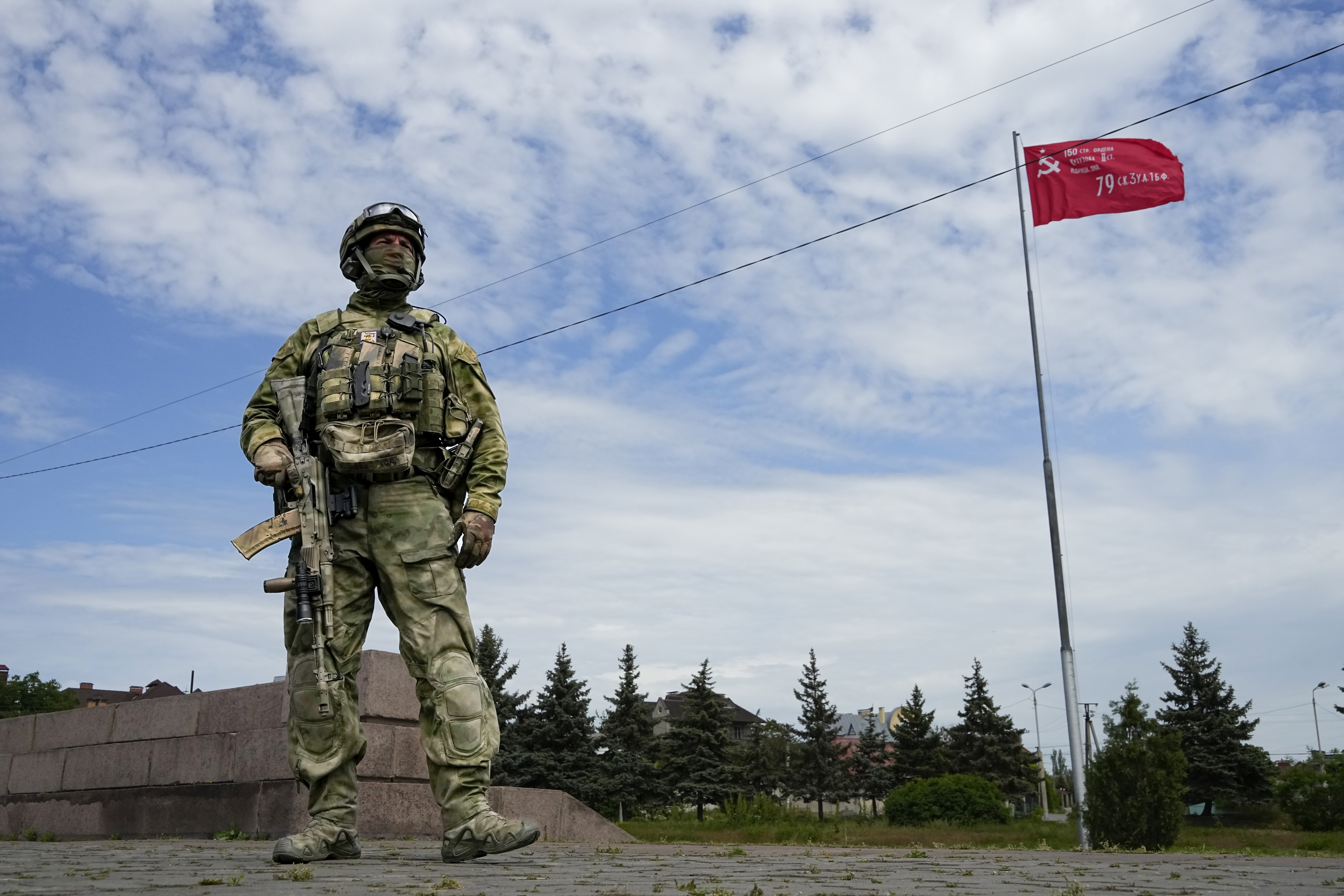 A Russian soldier guards an area at the Alley of Glory exploits of the heroes in Kherson city, south Ukraine, May 20, 2022