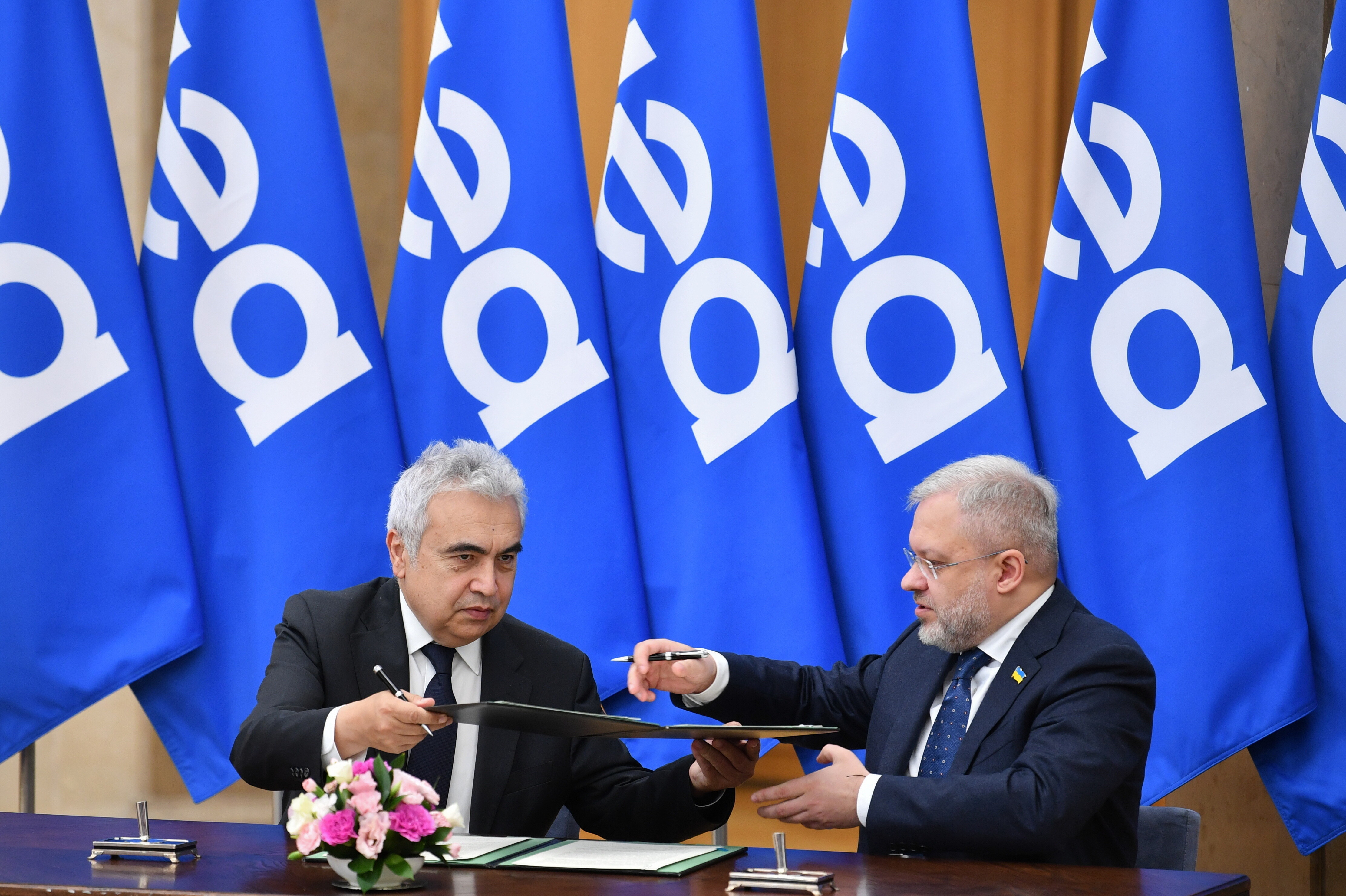 Ukrainian Minister of Energy Herman Halushchenko (R) and Executive Director of the International Energy Agency Fatih Birol (L) attend the signing ceremony of Joint Association Agreement between the International Energy Agency (IEA) and Ukraine at the Chancellery of the Prime Minister in Warsaw, Poland, 19 July 2022.