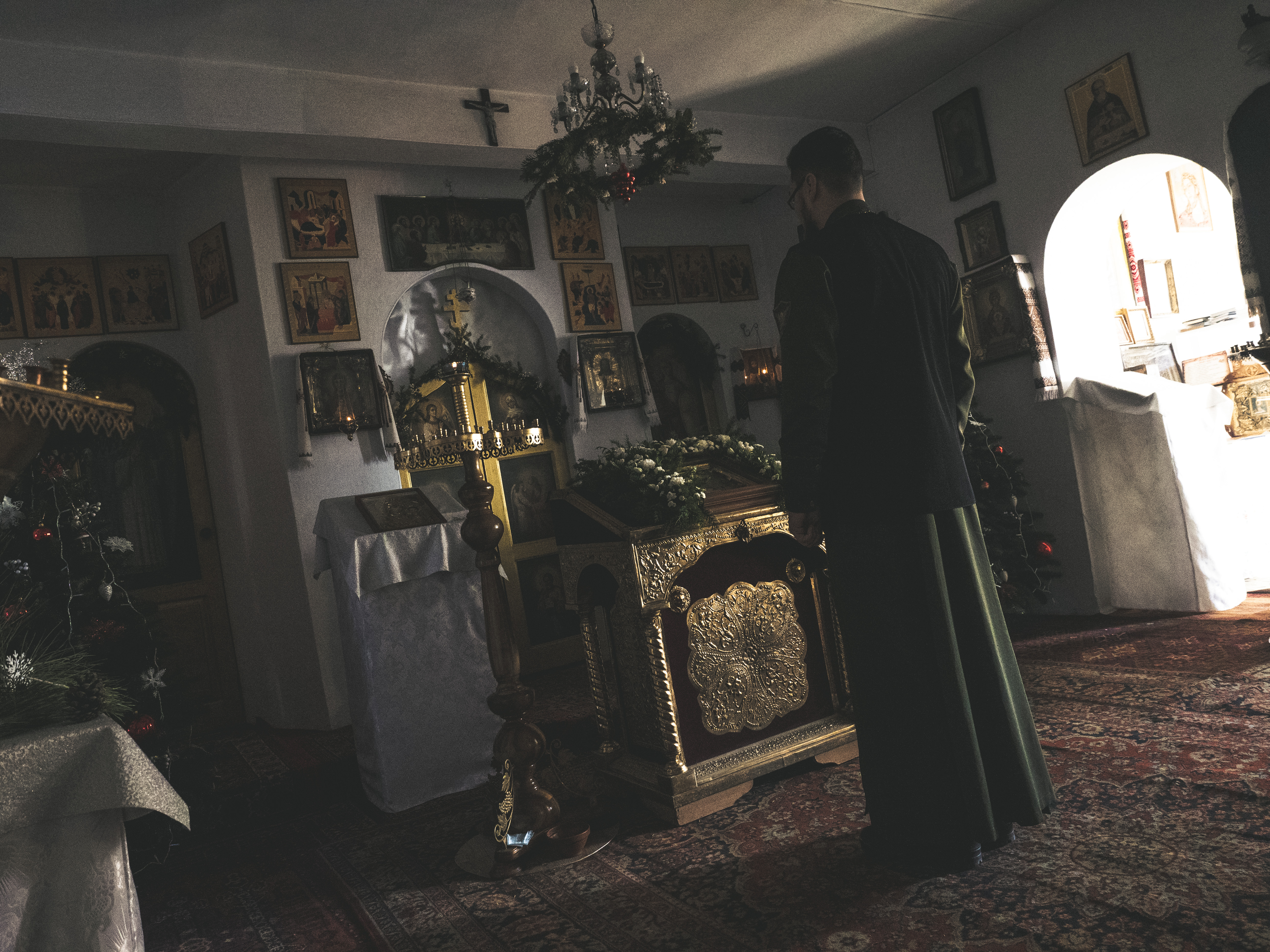 A photo of a Roman church with a Roman Peretyatko standing in front side of the room.