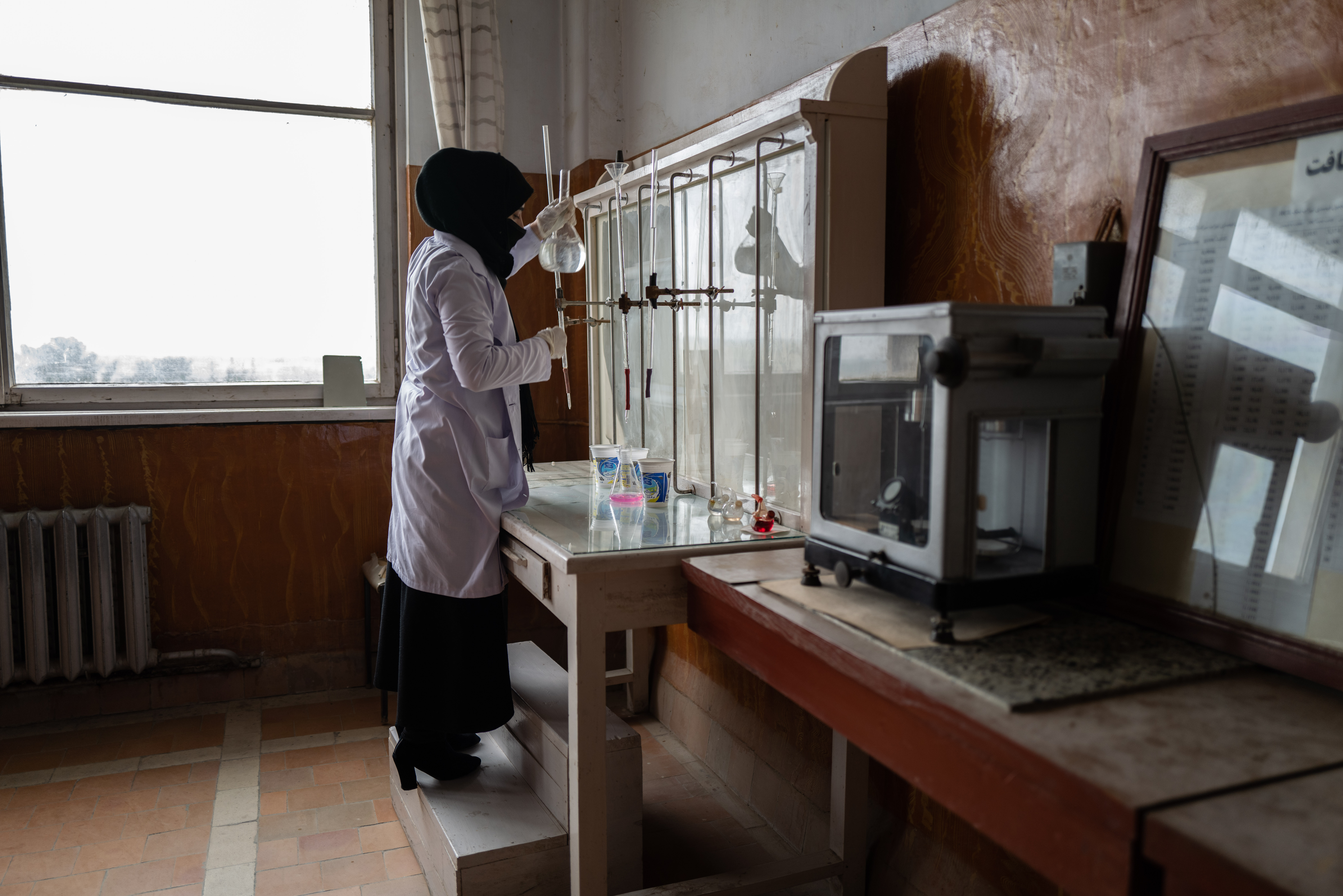 A photo of Arzoo Noori conducting a water quality test in the lab.
