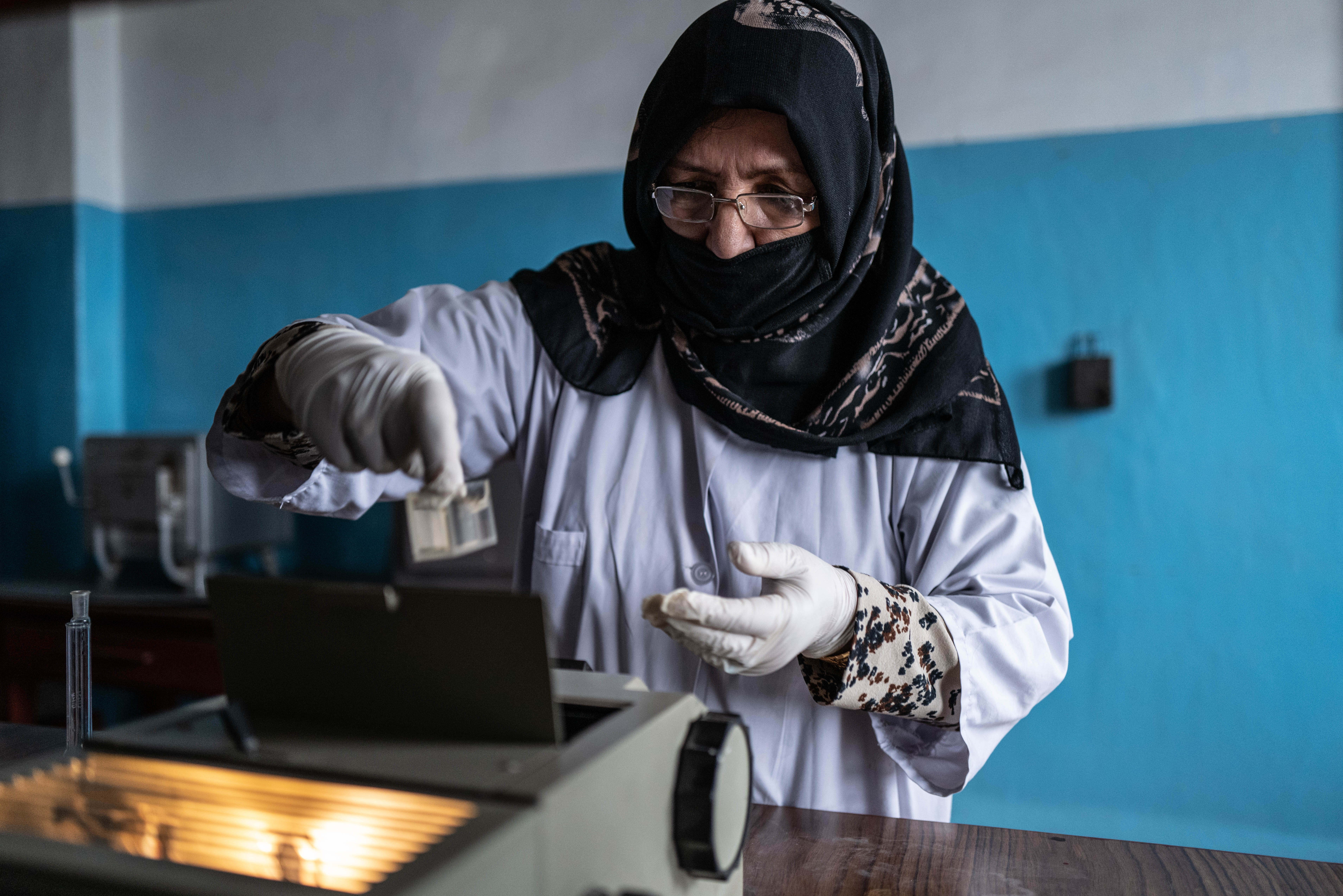 A photo of Shayma doing an experiment.