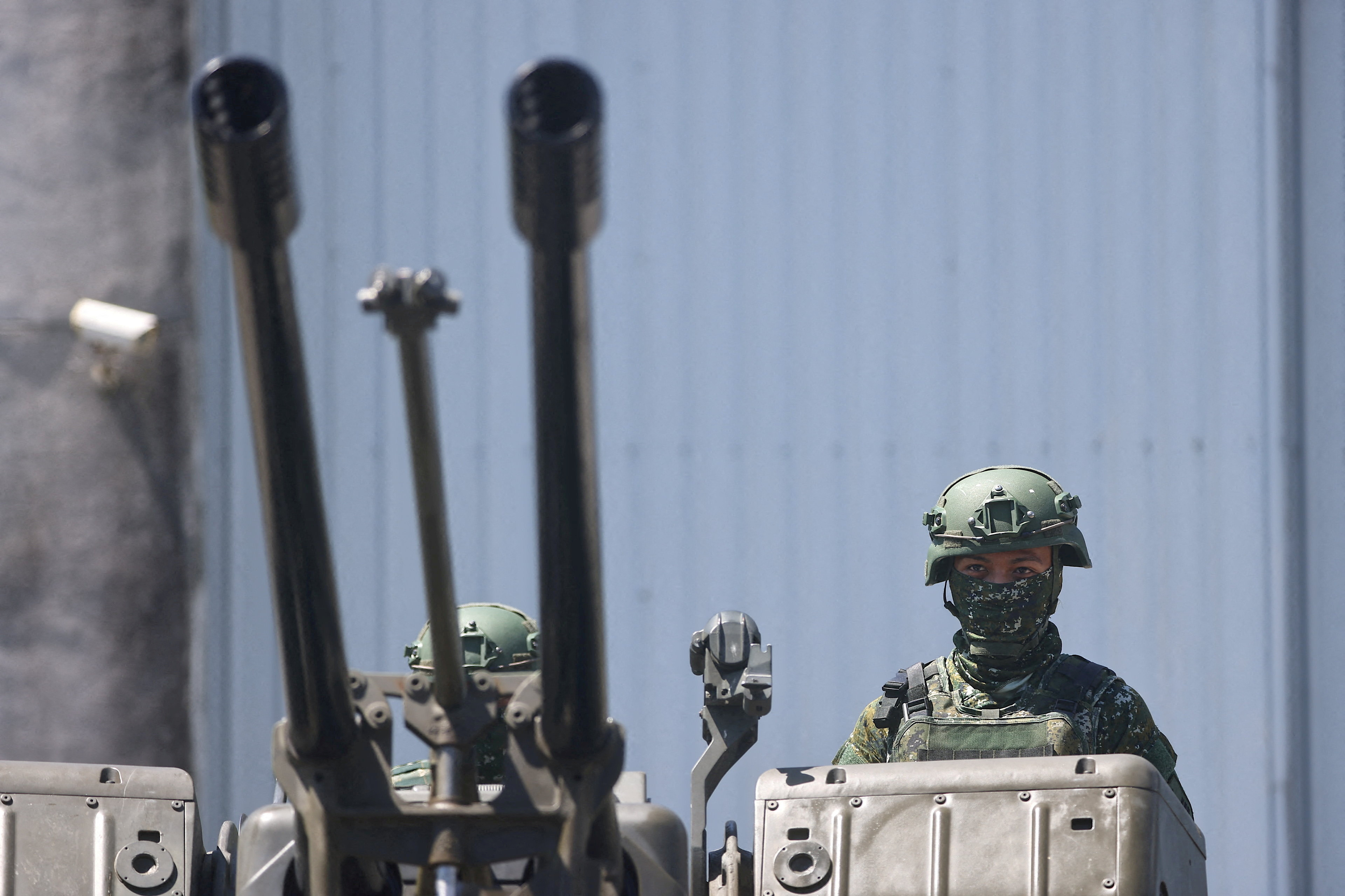 Taiwanese soldiers demonstrate with an anti-aircraft gun in Hualien, Taiwan, on August 18, 2022 [File: Ann Wang/Reuters]