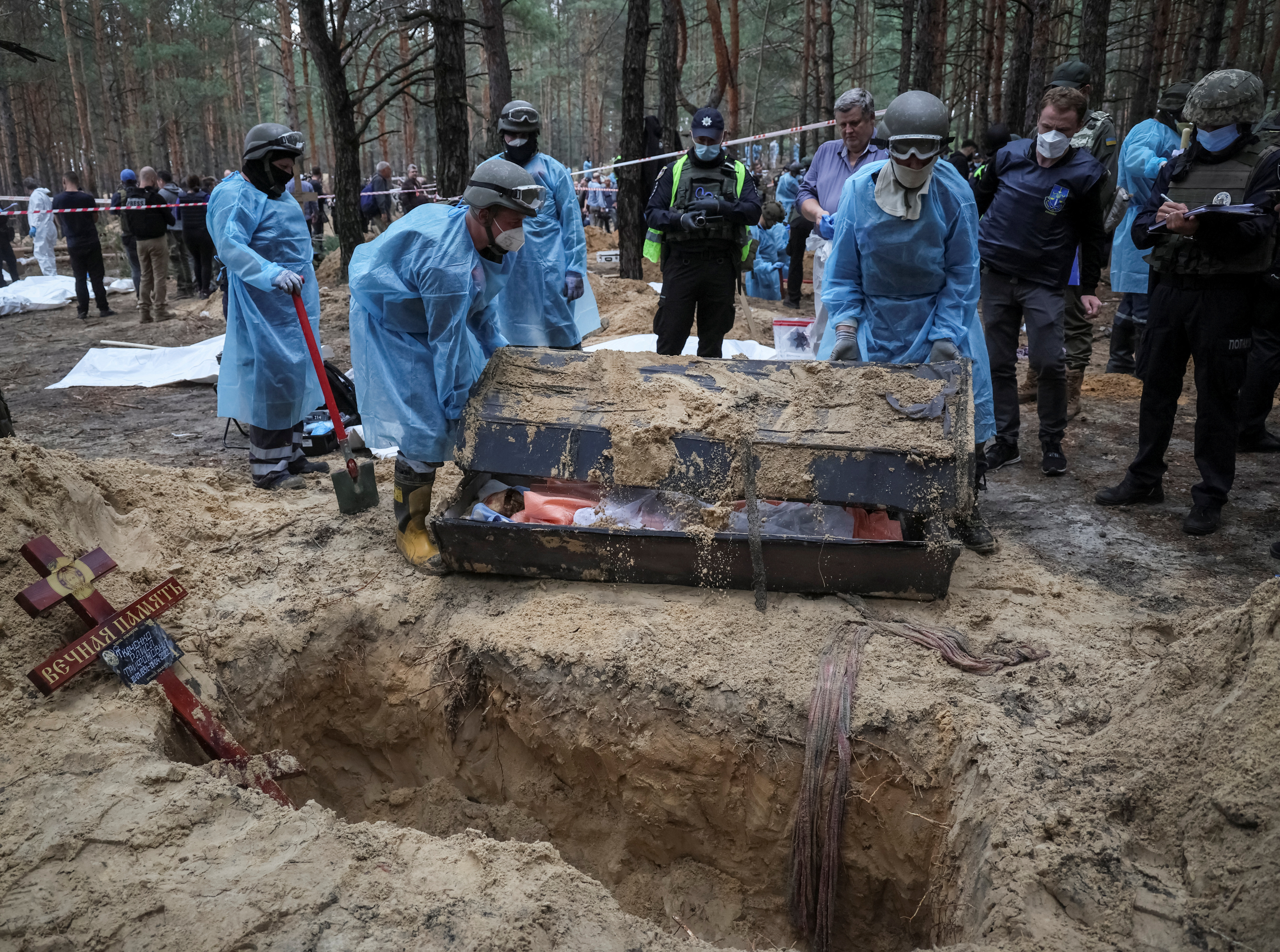 SENSITIVE MATERIAL. THIS IMAGE MAY OFFEND OR DISTURB Members of Ukrainian Emergency Service, police and experts work at a mass burial site during an exhumation, as Russia's attack on Ukraine continues, in the town of Izium, recently liberated by Ukrainian Armed Forces, in Kharkiv region, Ukraine 