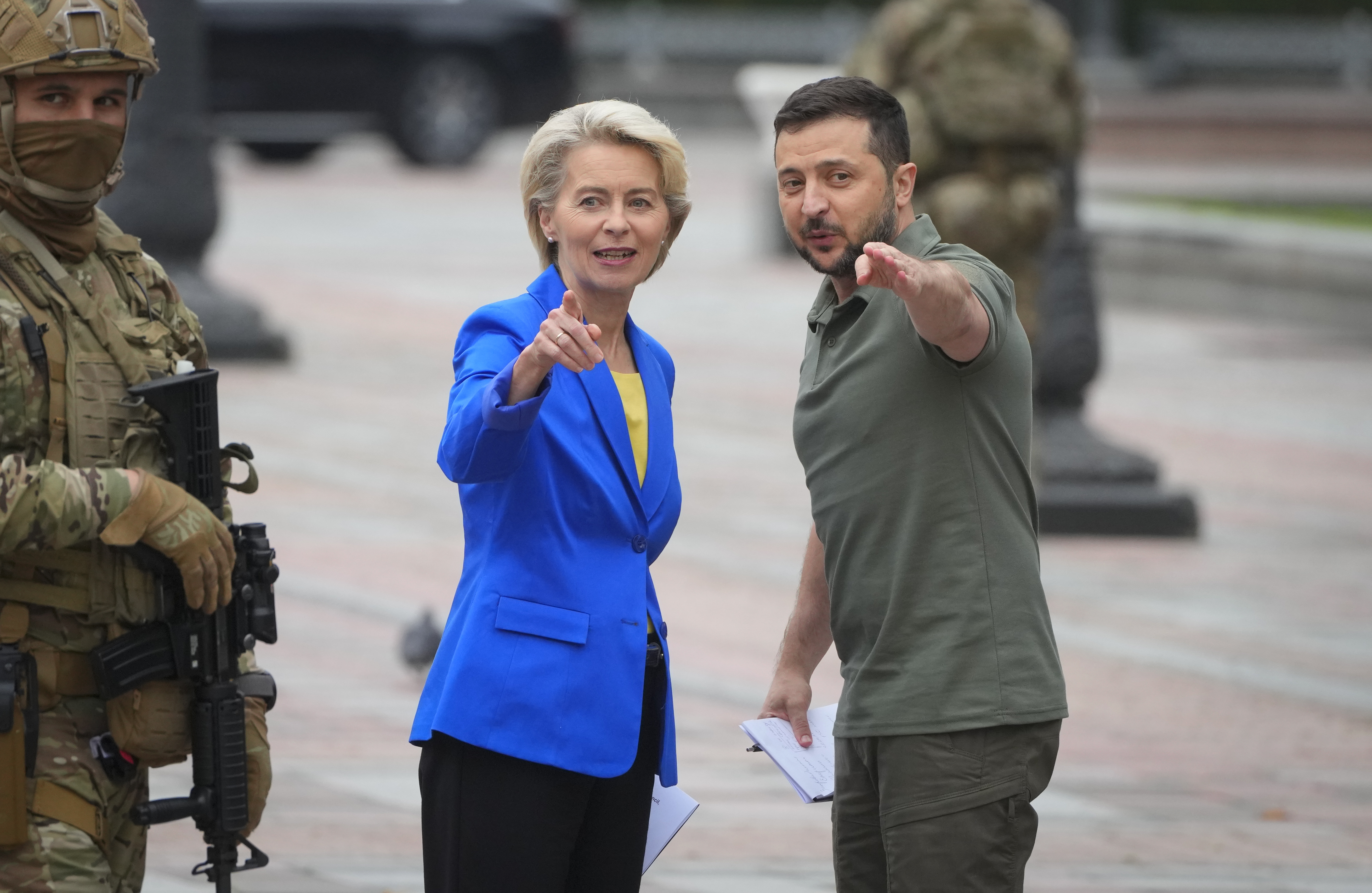 Ukrainian President Volodymyr Zelenskyy, right, and European Commission President Ursula von der Leyen [File: Efrem Lukatsky/AP Photo]