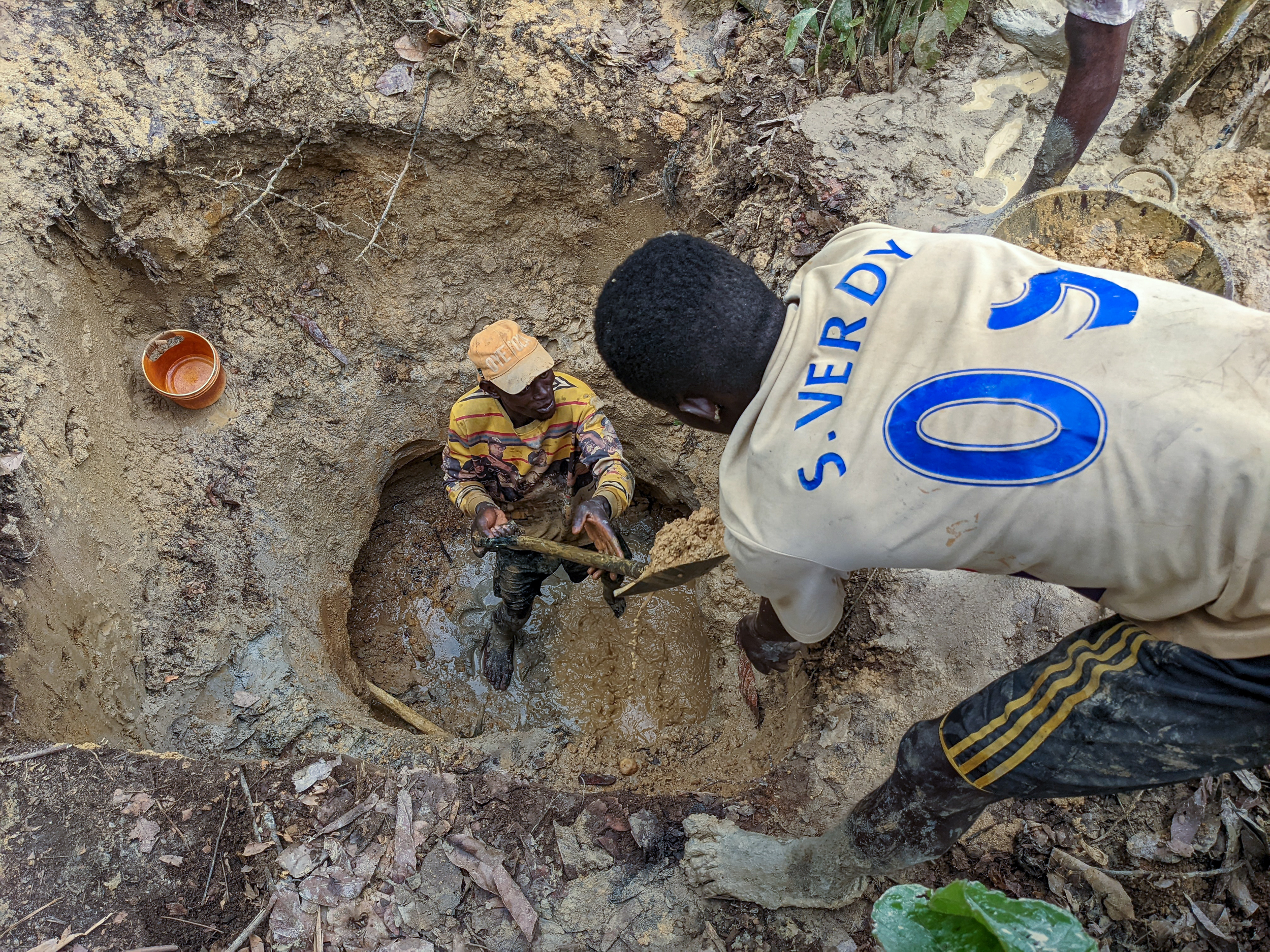 The pollution of Nigeria's sacred Osun river [Eromo Egbejule/Al Jazeera]