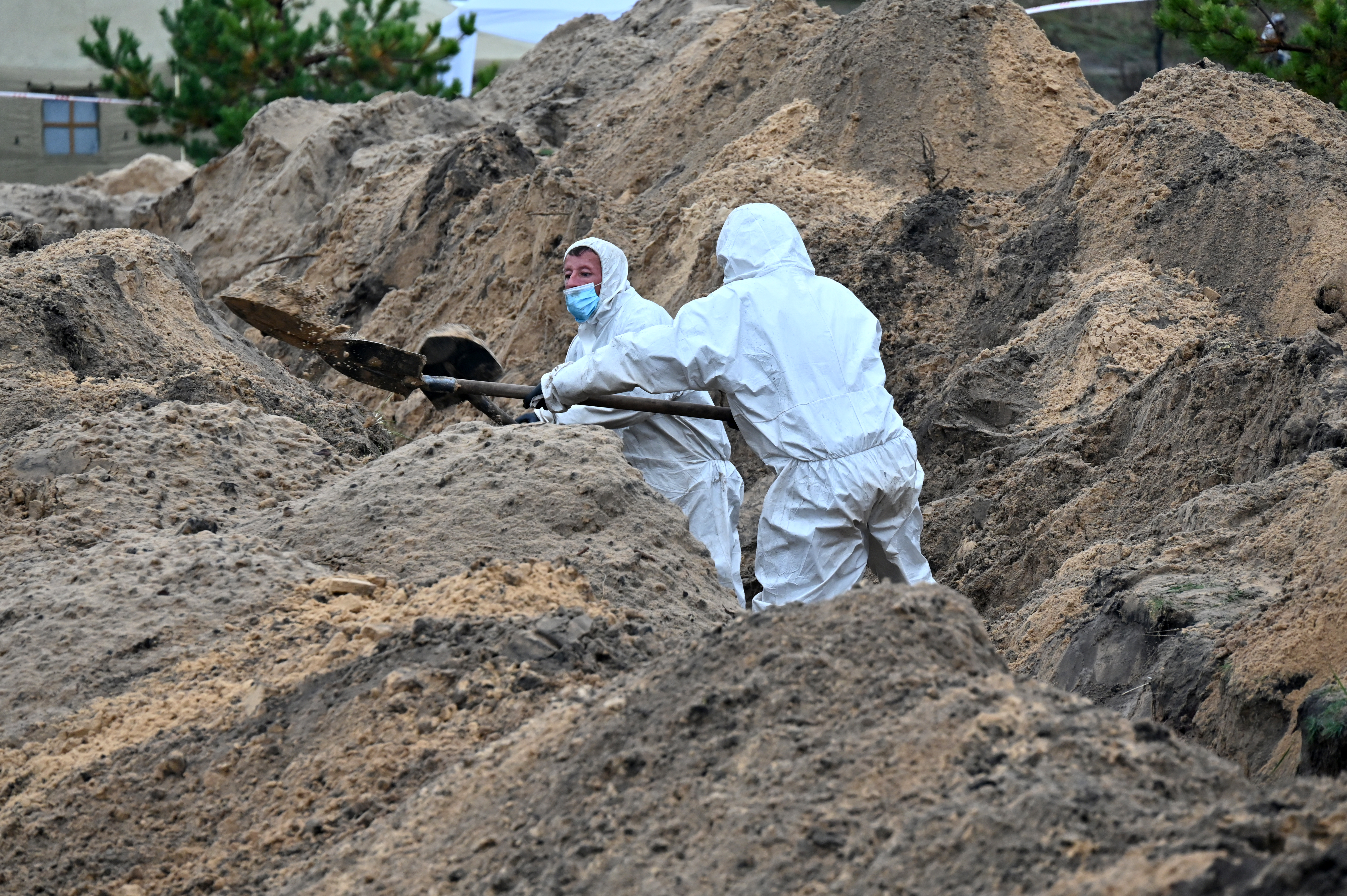 mass grave in Lyman, Ukraine