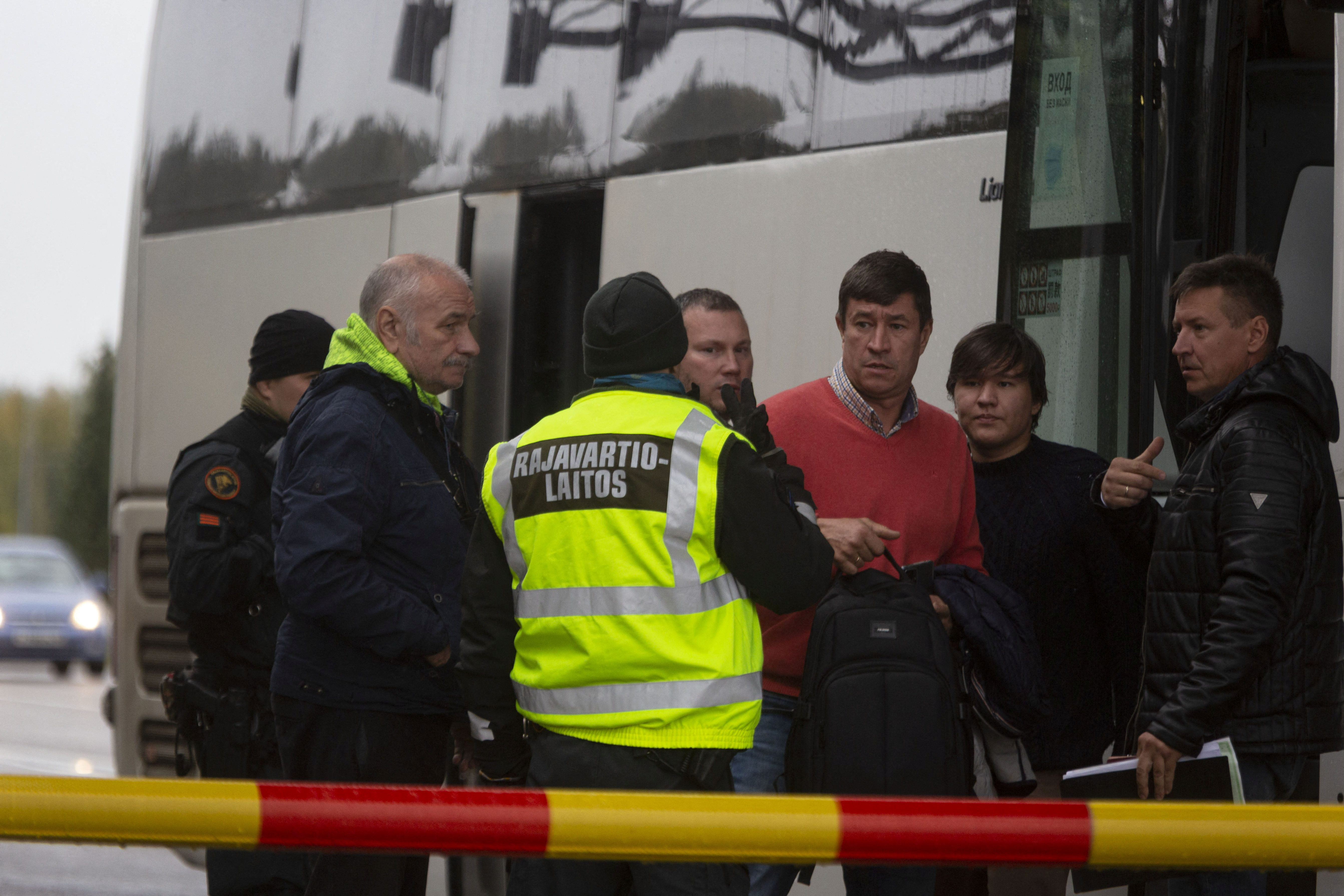 Finnish border guard speaks with Russians at the Vaalimaa border check point between Finland and Russia in Virolahti, Finland September 30, 2022.