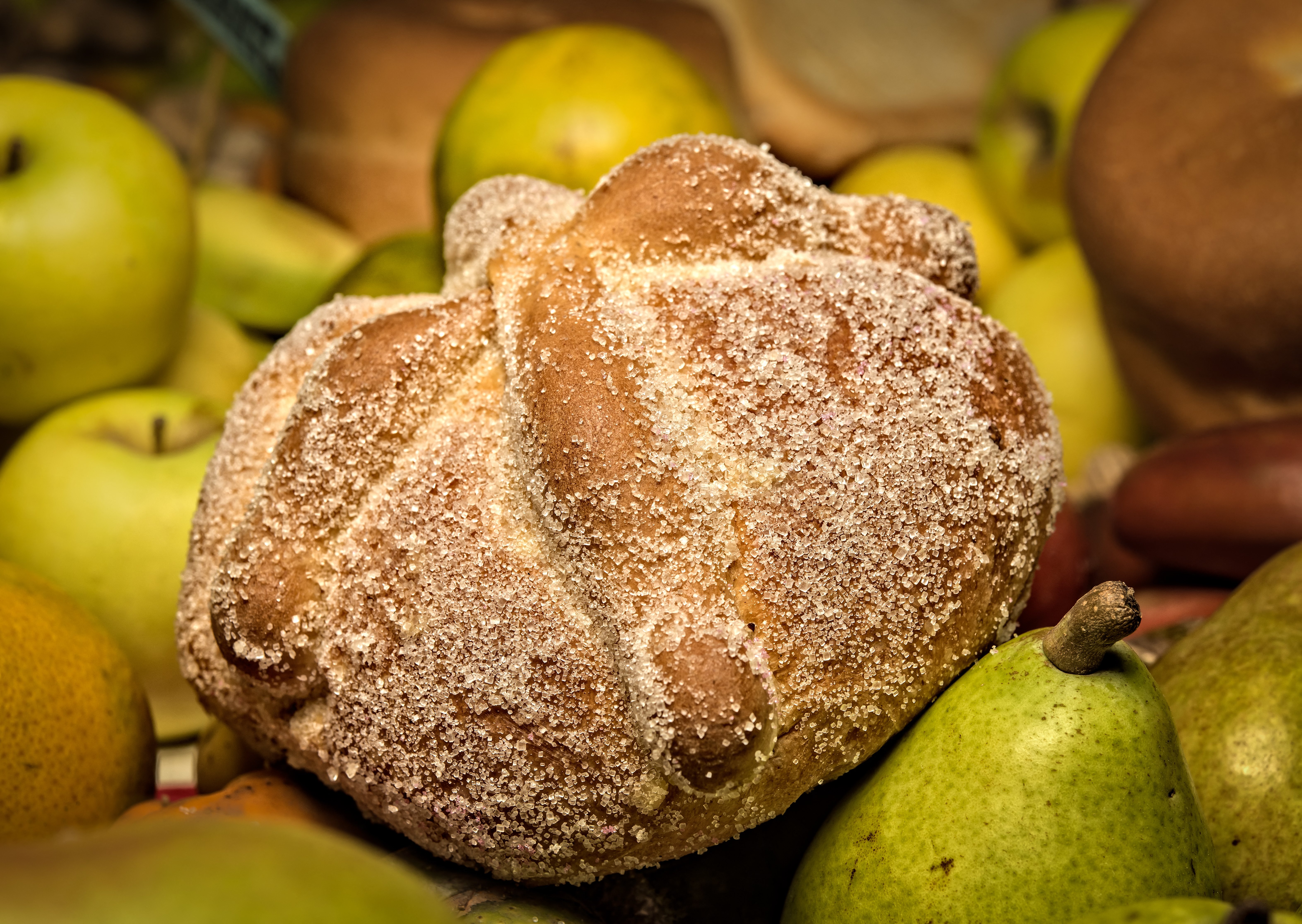 A loaf of "Pan de Muerto" (bread of the dead) is placed as an offering, on an altar at a cemetery, during the commemoration of the Day of the Dead in Mexico City on November 1, 2016 (Photo by Omar TORRES / AFP)