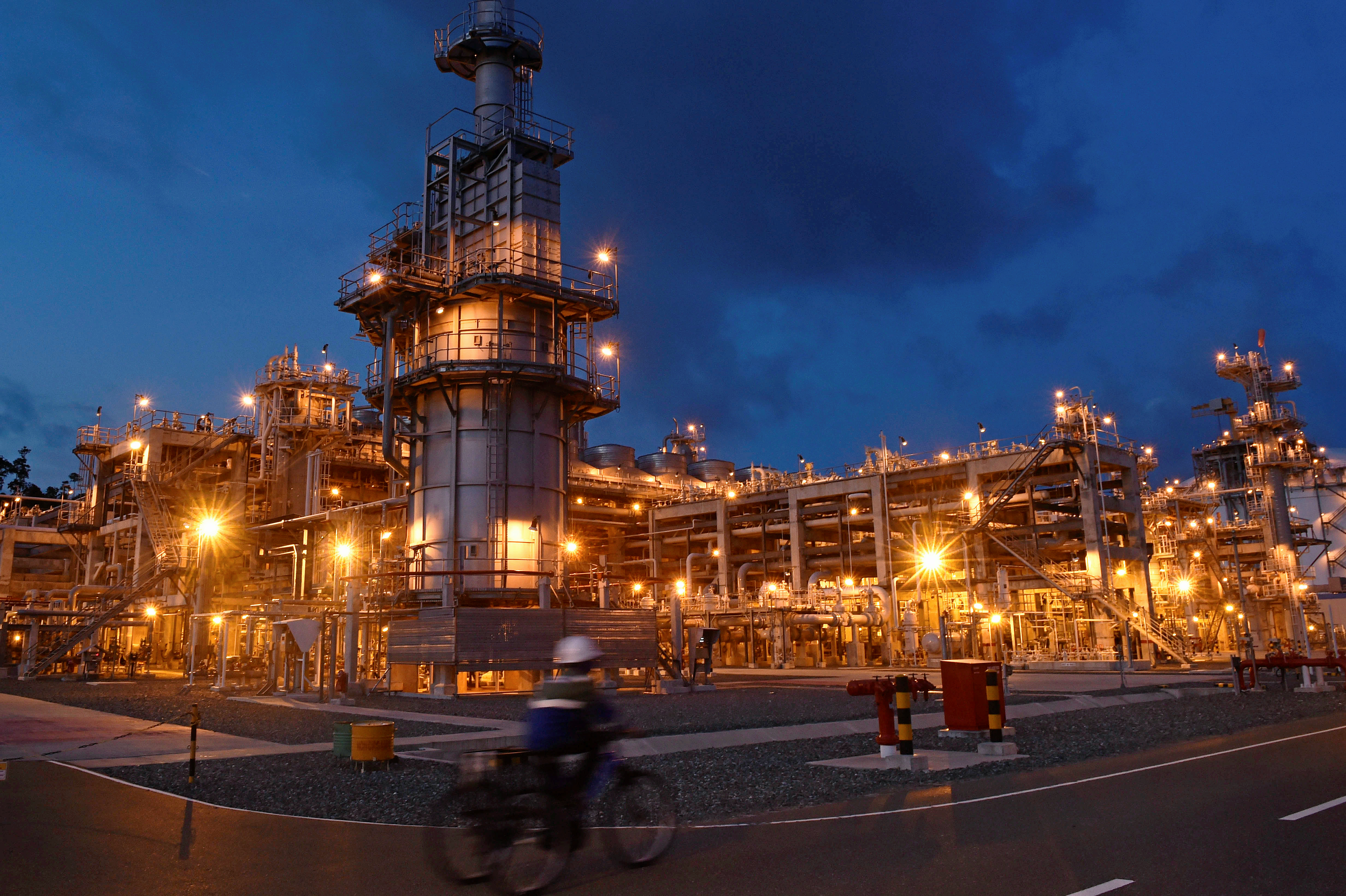A worker inspects a plant at PT Donggi Senoro LNG in Banggai, Indonesia Central Sulawesi province, October 22, 2016 in this picture taken by Antara Foto. Antara Foto/Puspa Perwitasari/via REUTERS ATTENTION EDITORS - THIS IMAGE WAS PROVIDED BY A THIRD PARTY. FOR EDITORIAL USE ONLY. MANDATORY CREDIT. INDONESIA OUT.
