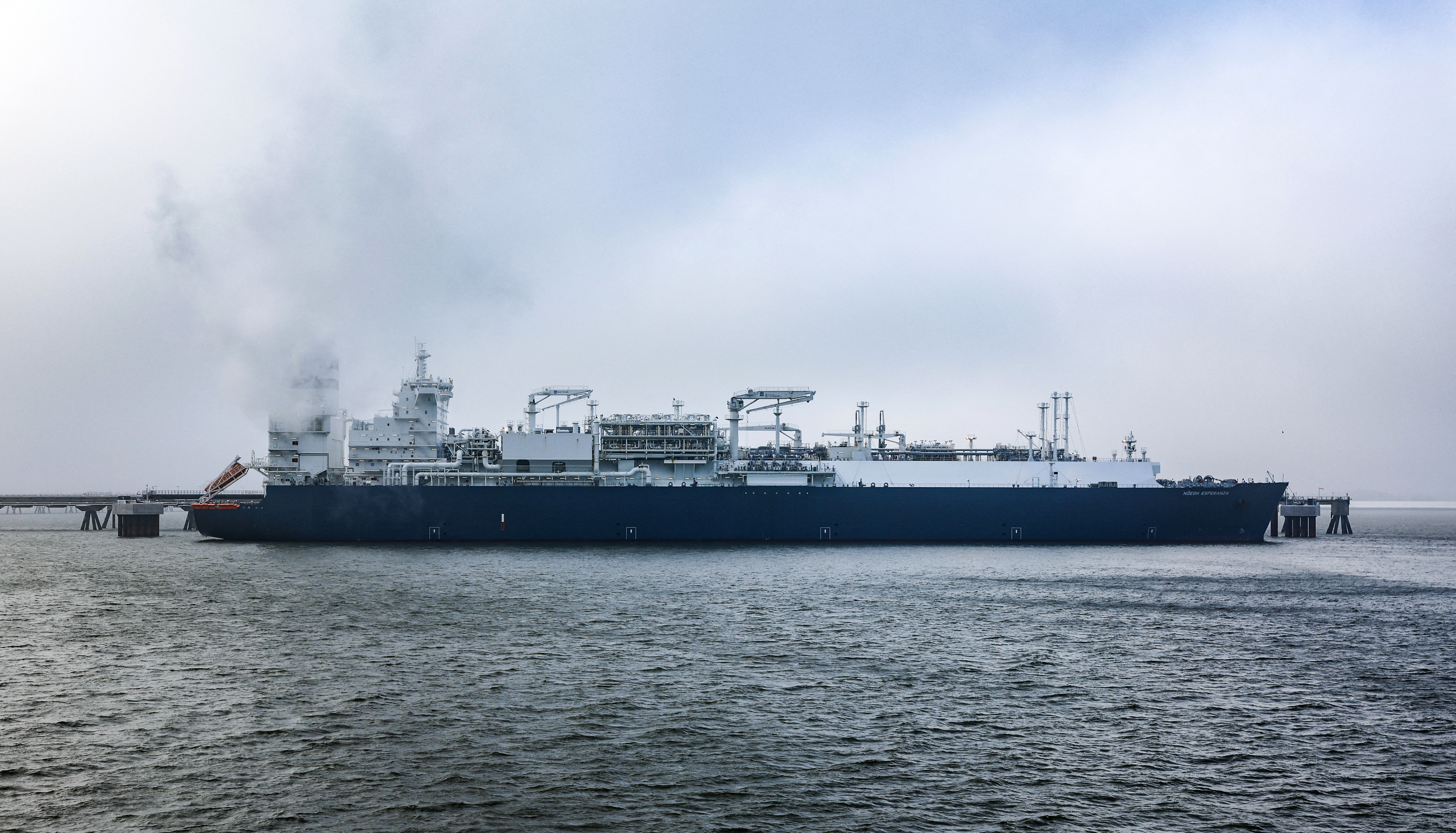 The Floating Storage and Regasification Unit (FSRU) ship 'Hoegh Esperanza' is docked during the opening ceremony of the Uniper Liquefied Natural Gas (LNG) terminal at the Jade Bight in Wilhelmshaven, northern Germany on December 17, 2022. - Germany on December 17 inaugurated its first liquefied natural gas (LNG) terminal, built in record time, as the country scrambles to adapt to life without Russian energy. (Photo by Axel Heimken / AFP)