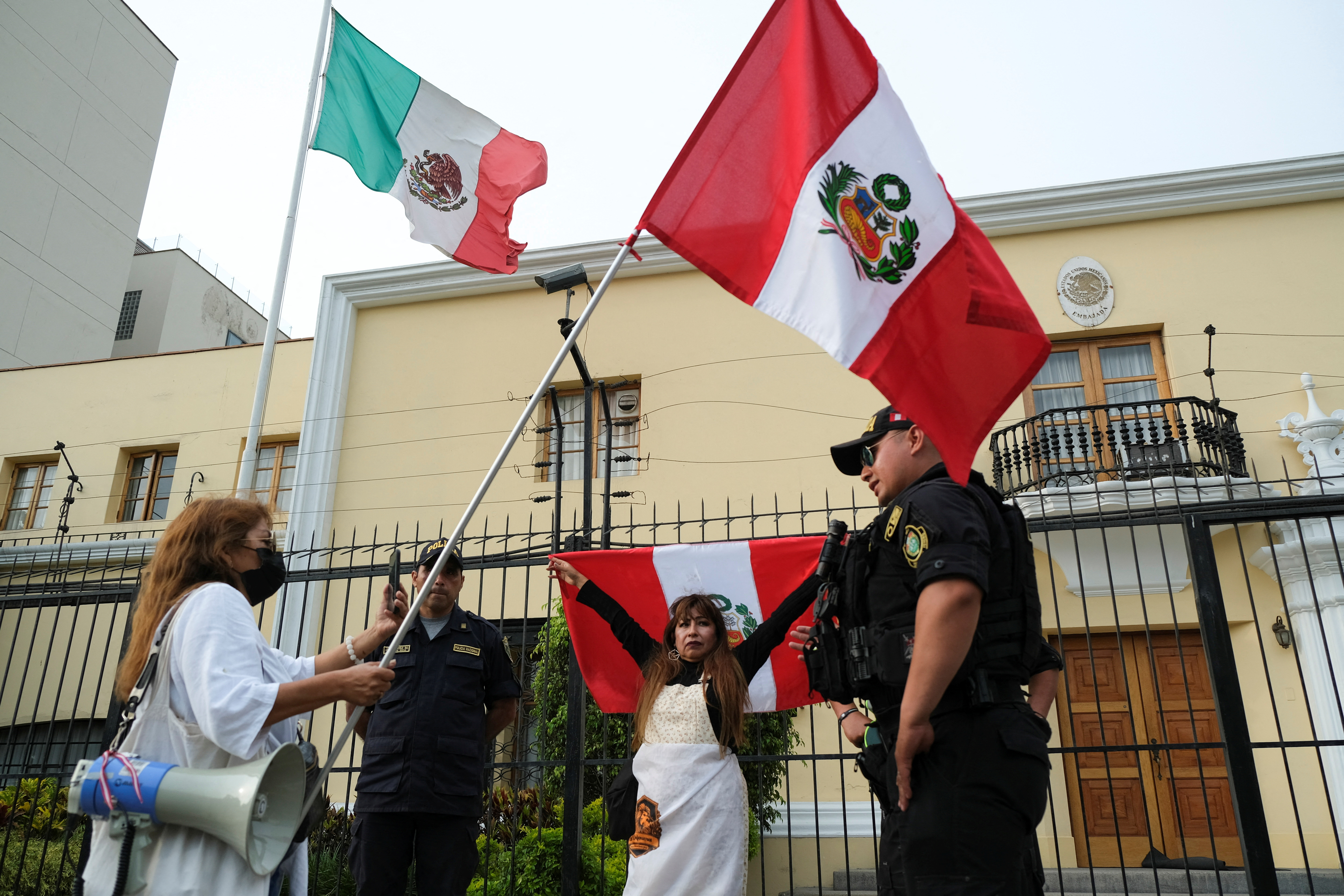 Demonstrators stand outside the Mexican embassy after Mexico's Foreign Minister Marcelo Ebrard said that Mexico has granted asylum to the family of former Peruvian President Pedro Castillo, in Lima, Peru December 20, 2022. REUTERS/Liz Tasa