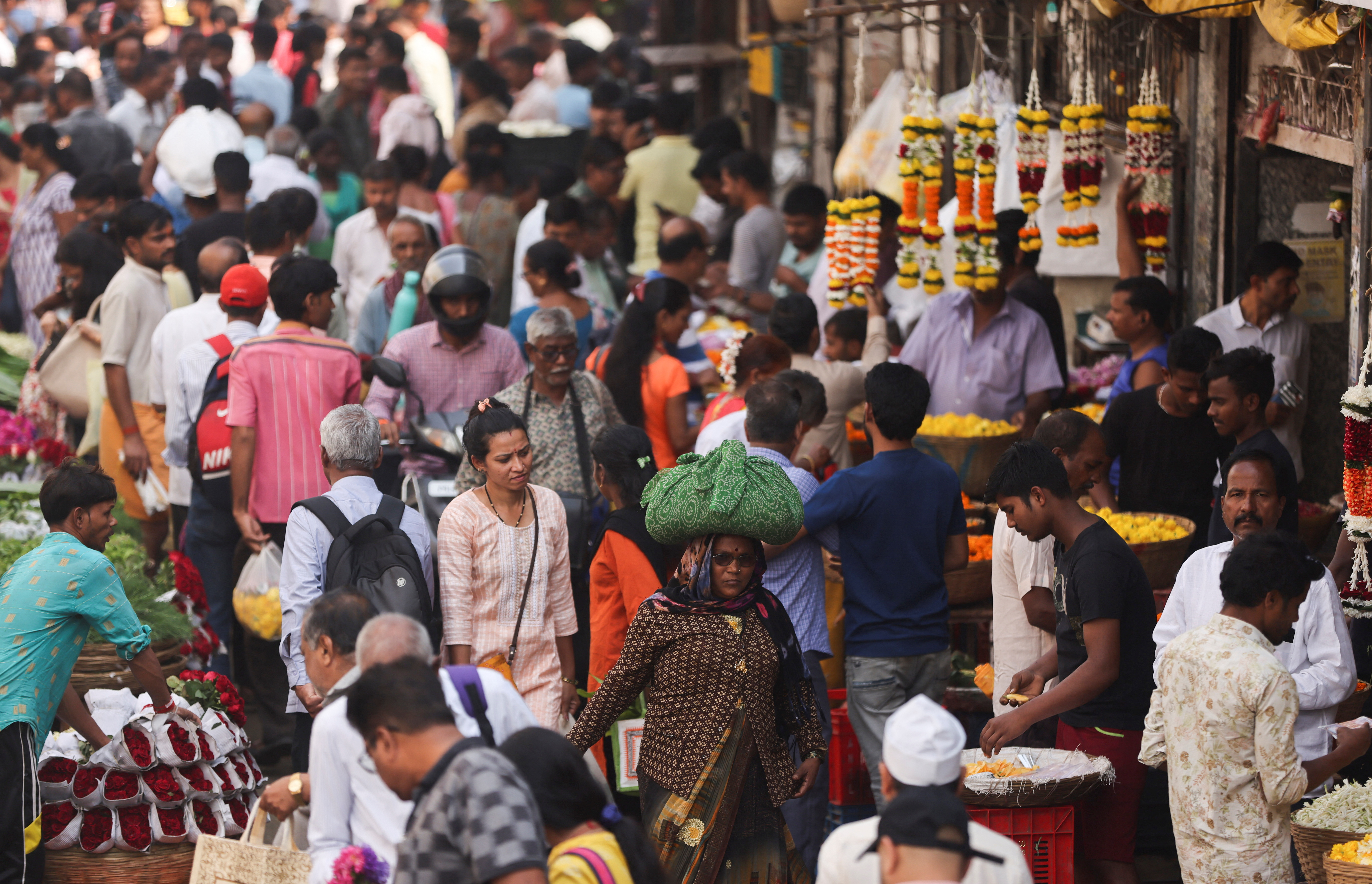 People walk through a crowded market in Mumbai, India, December 22, 2022. REUTERS/Francis Mascarenhas