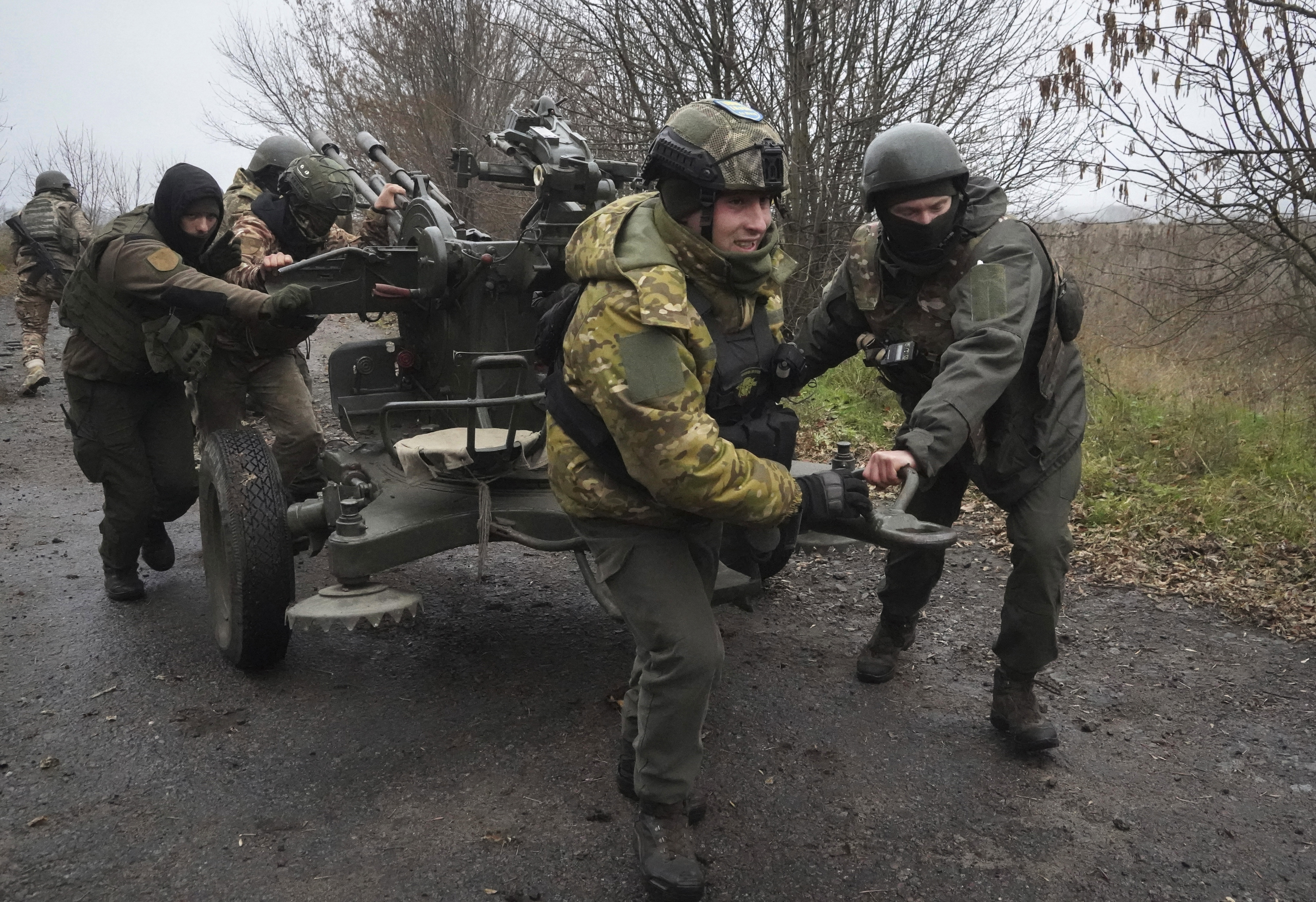 Ukrainian National guard soldiers move from a location