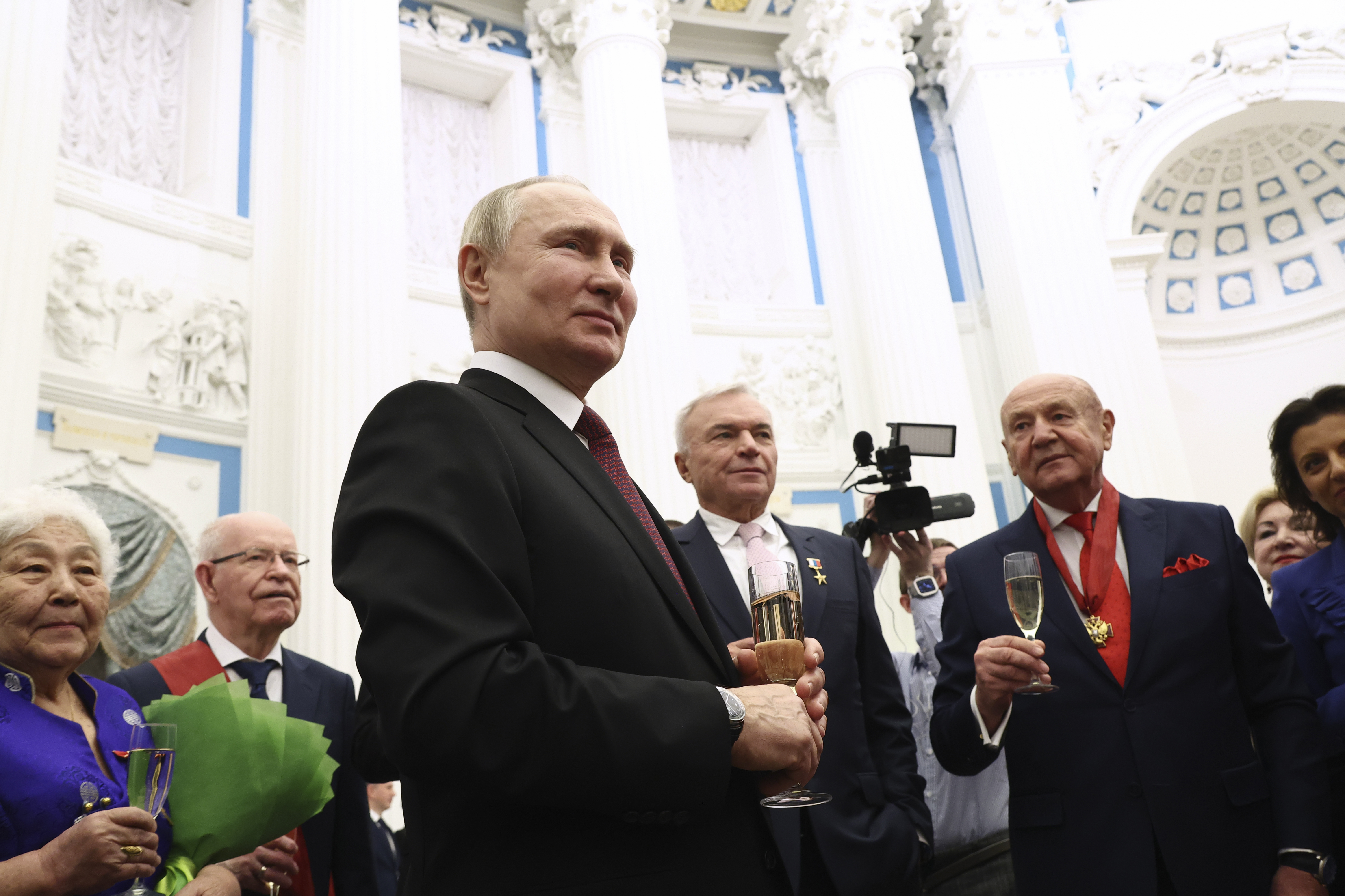 Putin toasts with laureates of state awards