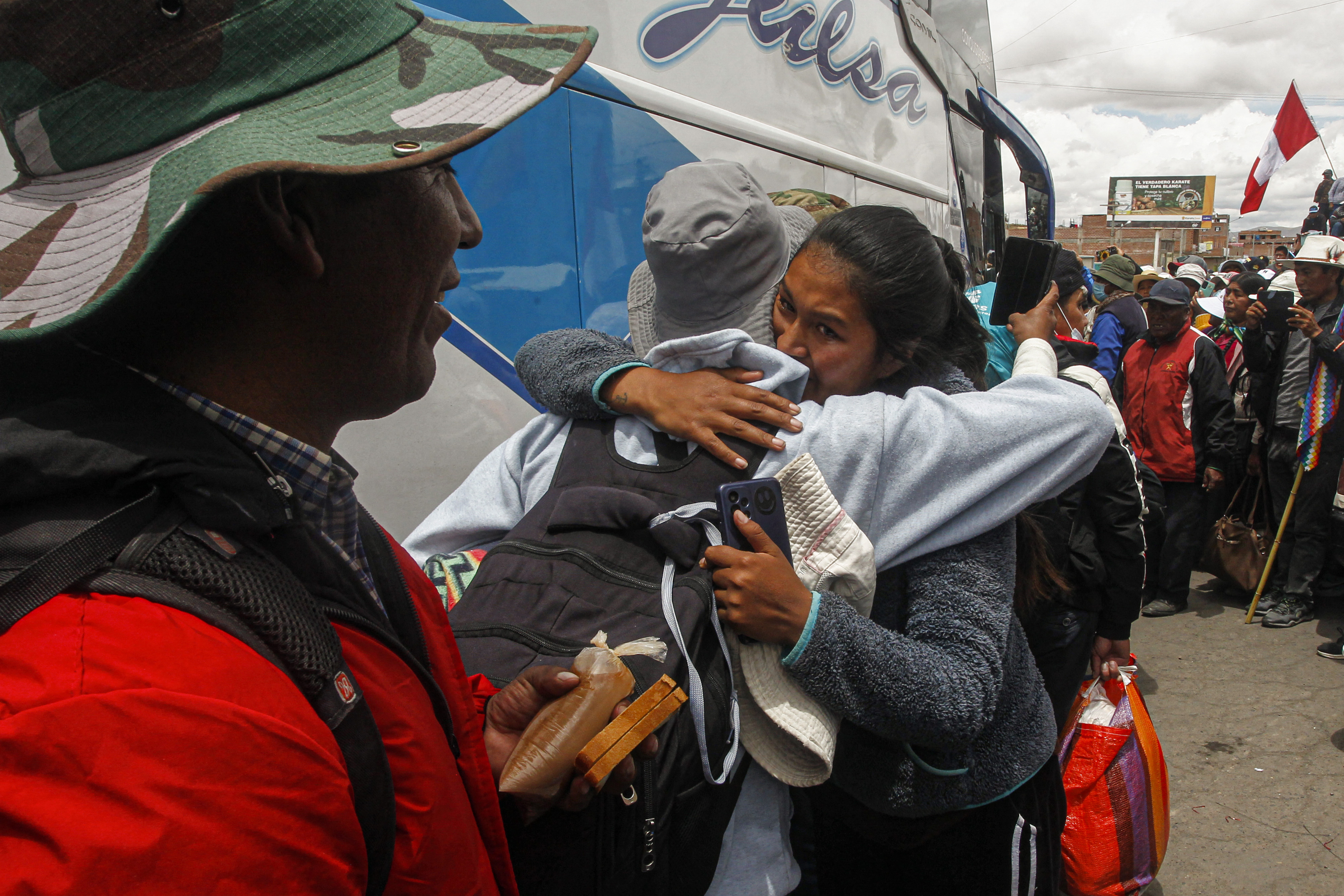 People say goodbye to demonstrators as they depart to Lima to protest against the government of Peruvian President Dina Boluarte 