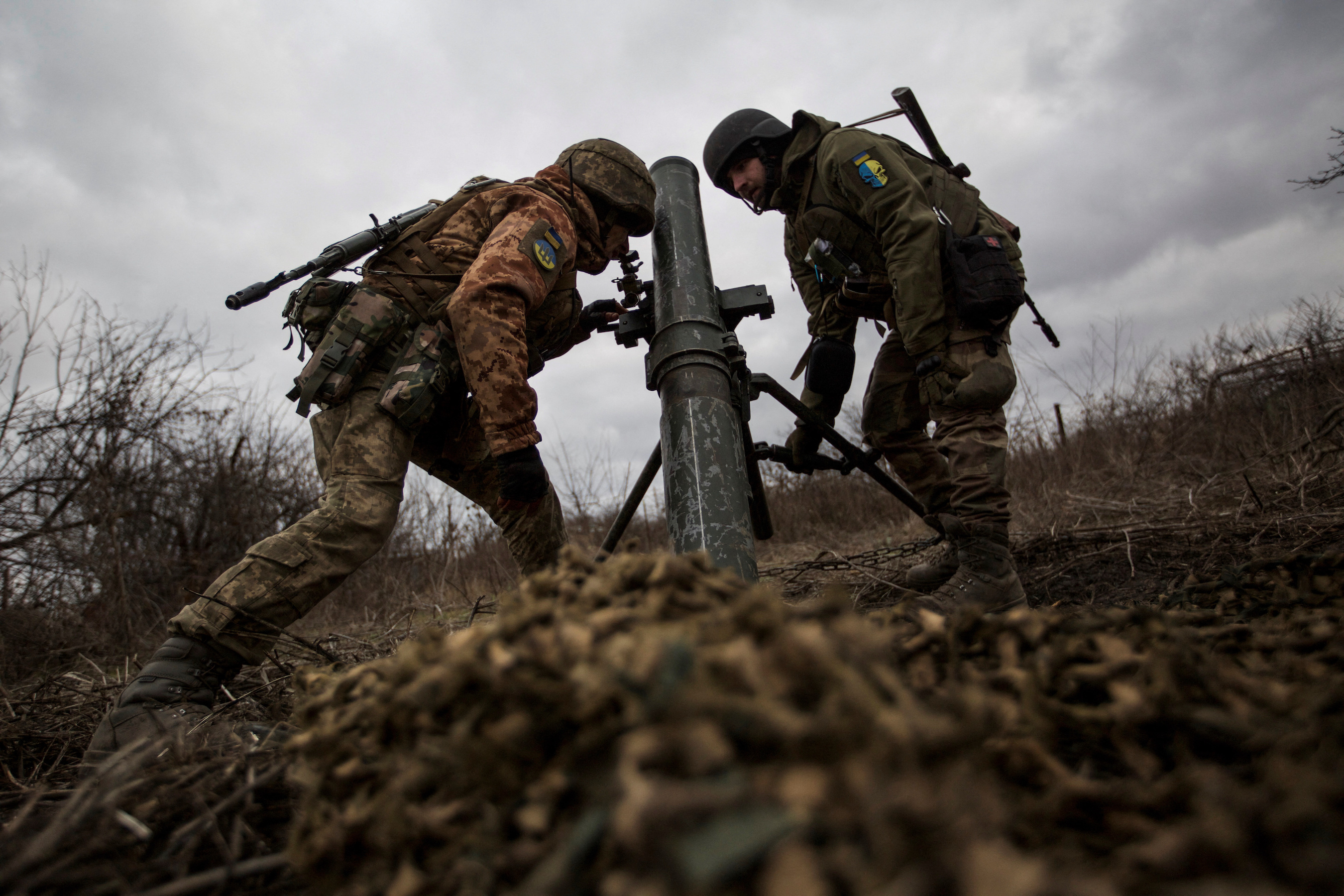 Ukrainian service members set up a mortar to fire it towards positions of Russian troops.