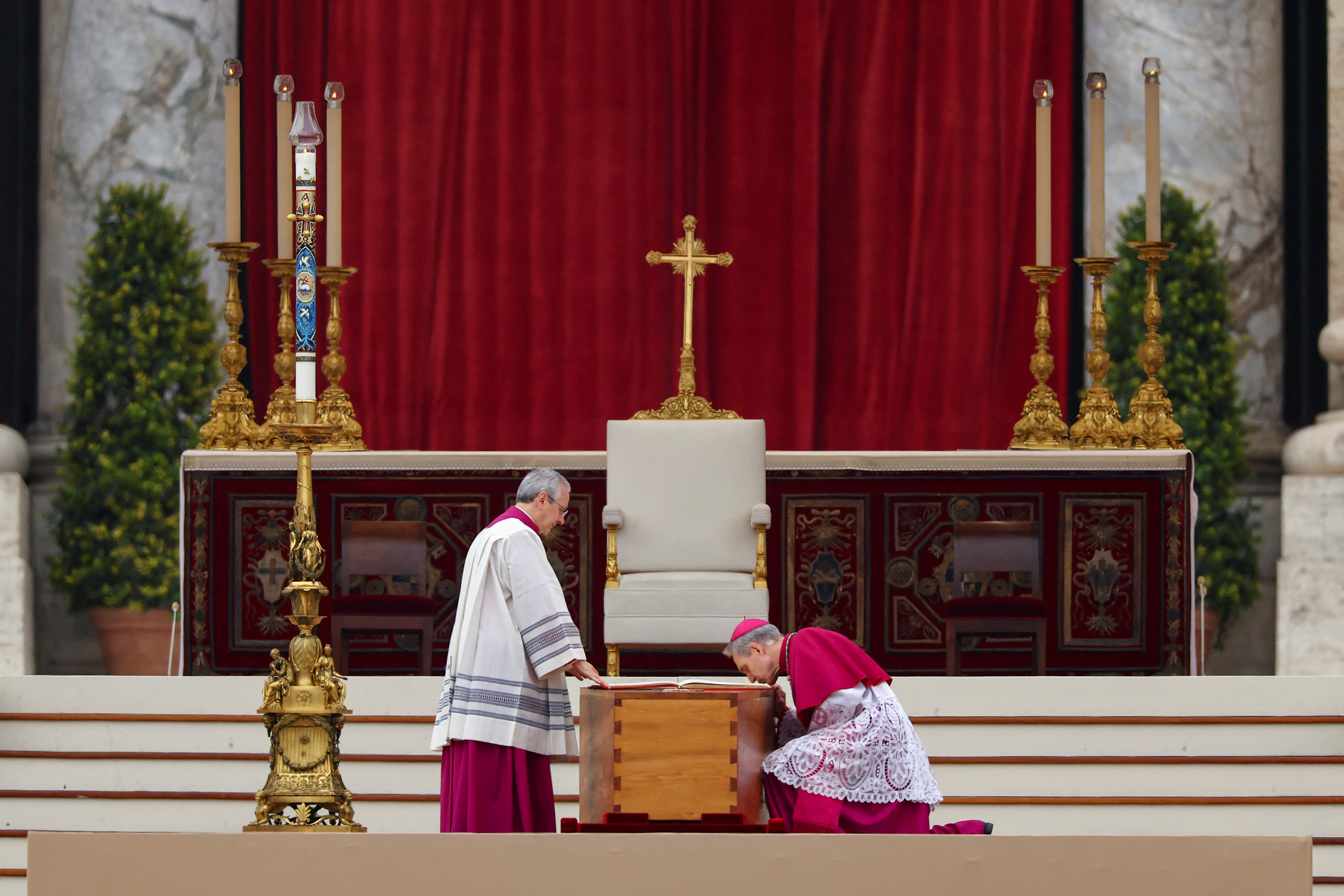 Archbishop Georg Gaenswein kisses the Bible on top of former Pope Benedict's coffin during his funeral, in St. Peter's Square at the Vatican, January 5, 2023. REUTERS/Kai Pfaffenbach